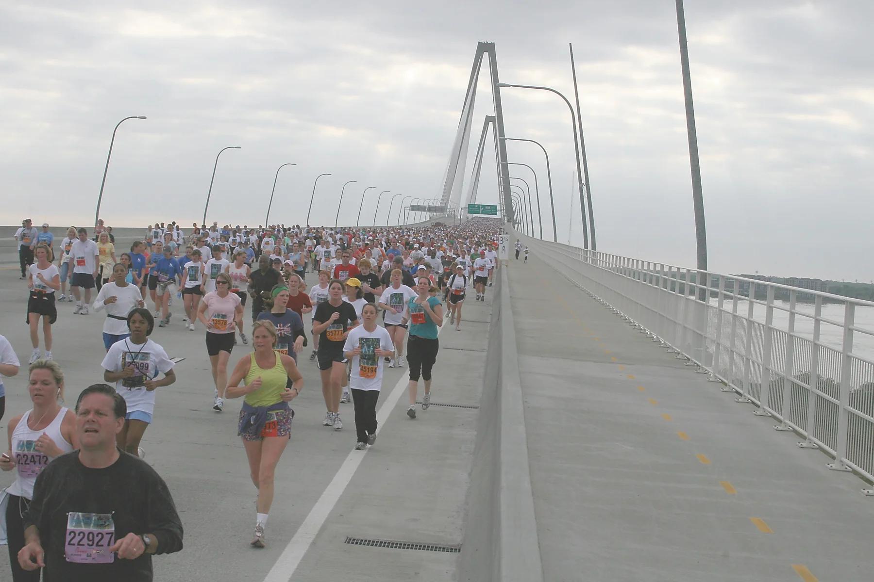 Cooper River Bridge Run (https://commons.wikimedia.org/wiki/File%3AUSMC-03621.jpg)