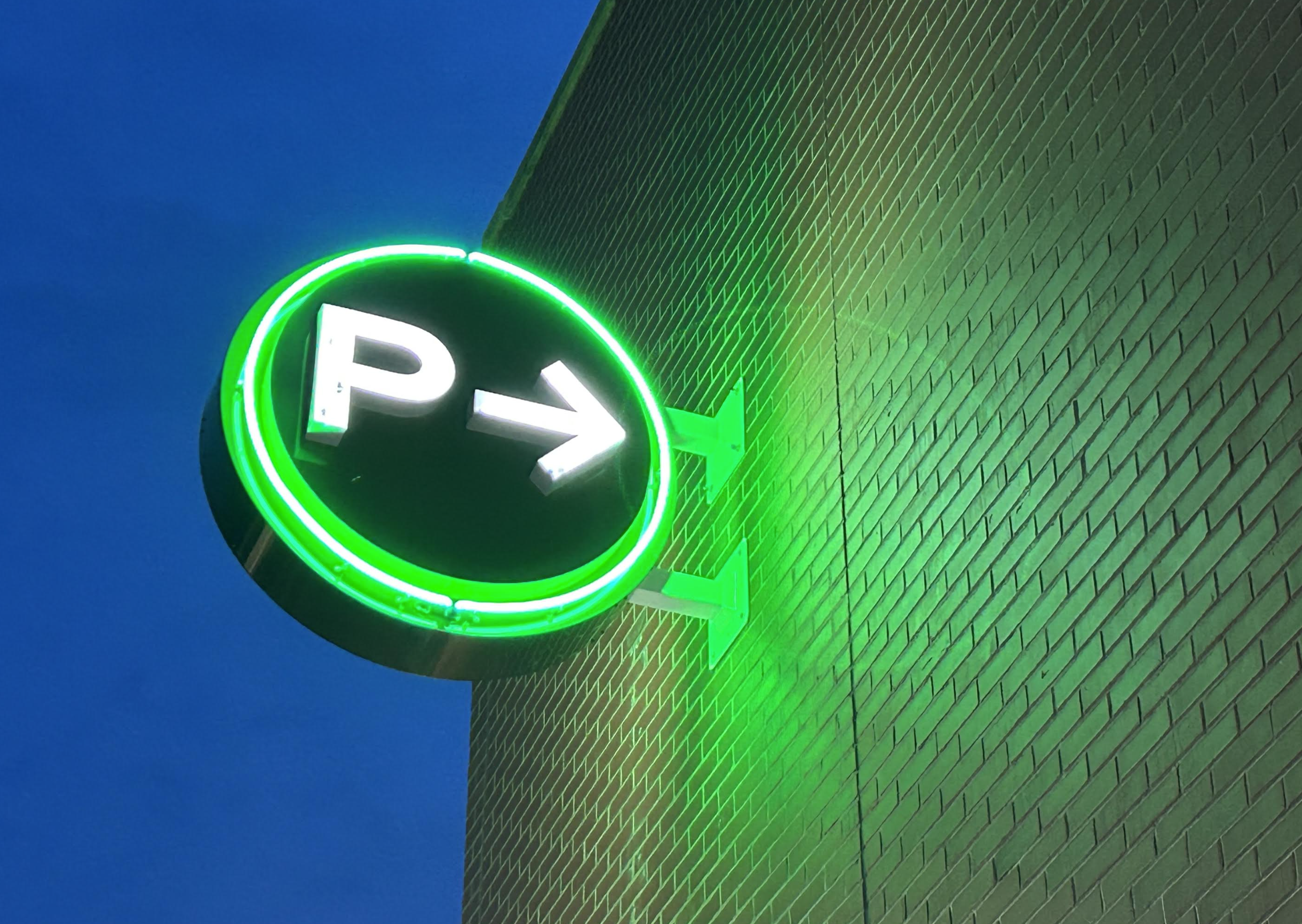 ParkingSignRoundNeon.png