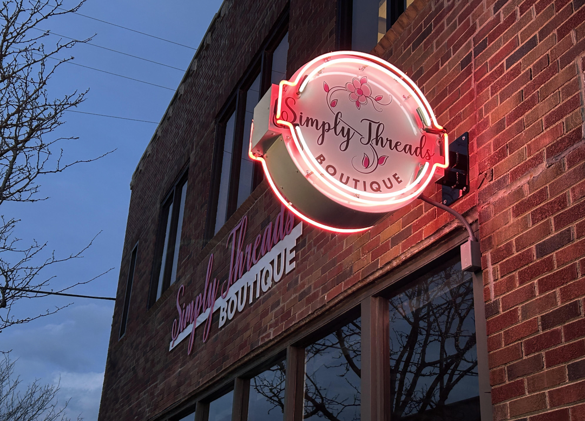 SimplyThreadsBoutiqueNeonSign.png
