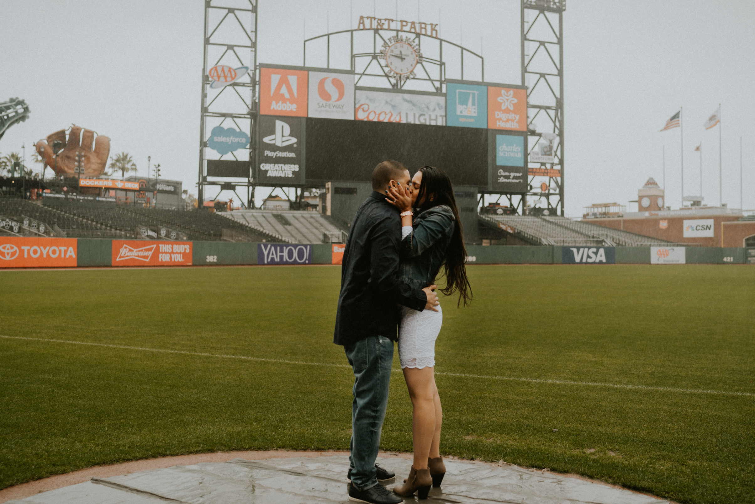San-Francisco-engagement-wedding-photographer-Giants-AT&T-Park-26.jpg