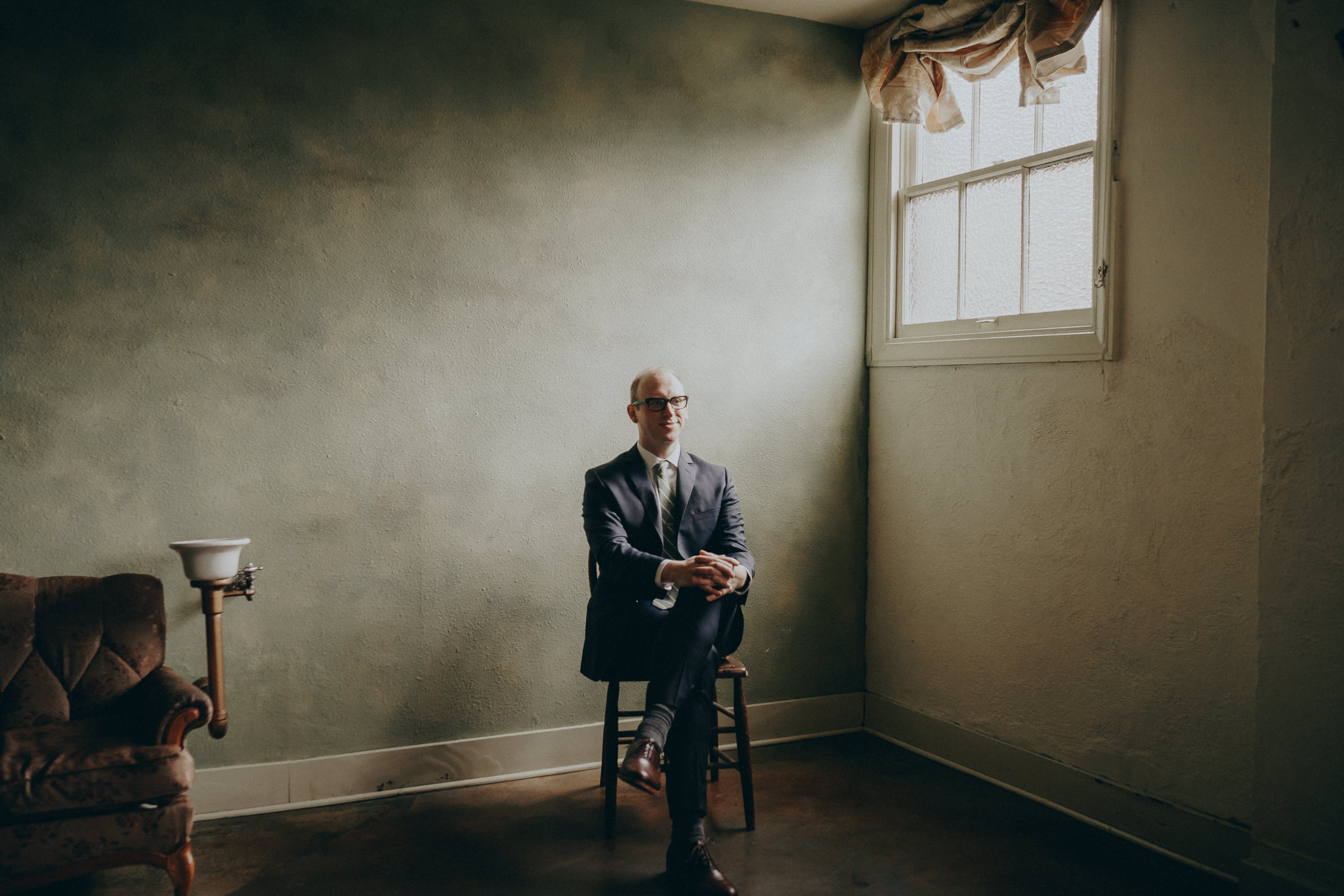 Groom-suit-Wedding-Portrait-Photographer