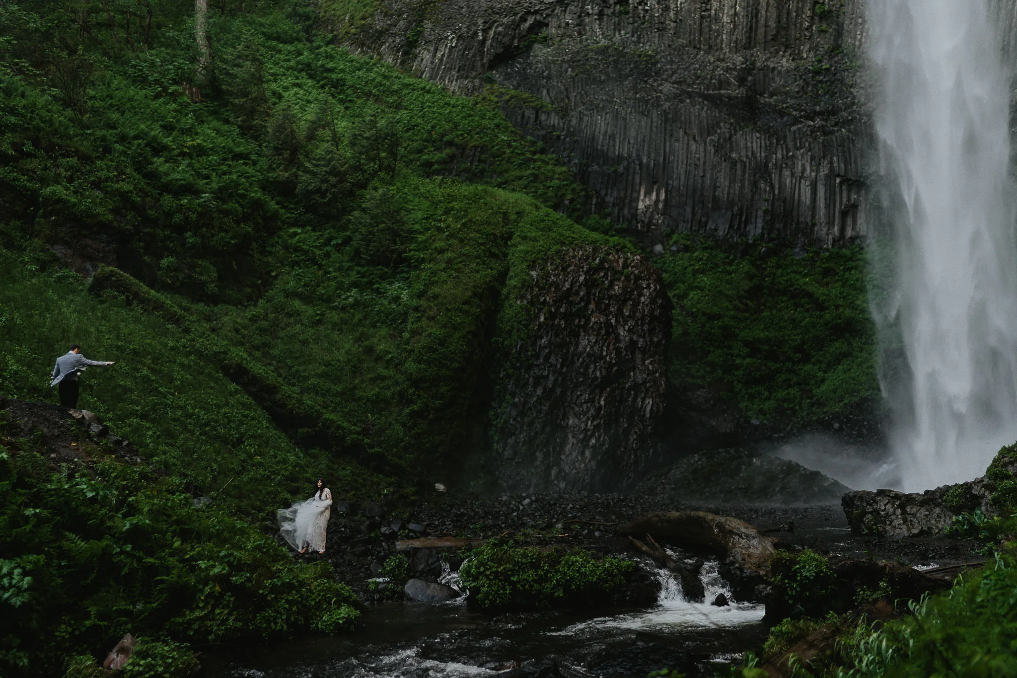 Bride-Groom-Chasing-Waterfalls-Oreong-Wedding-Photographer
