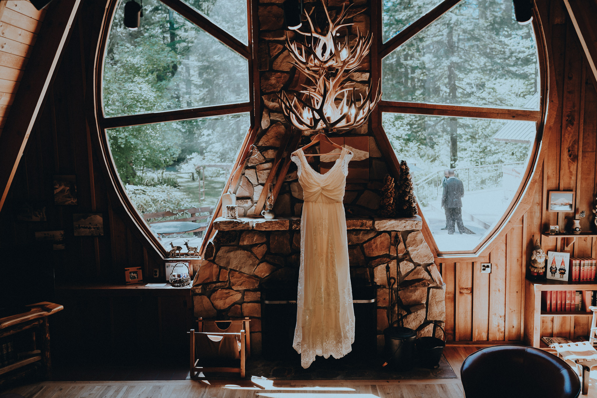 Forrest-lodge-cabin-dress-wedding-photographer