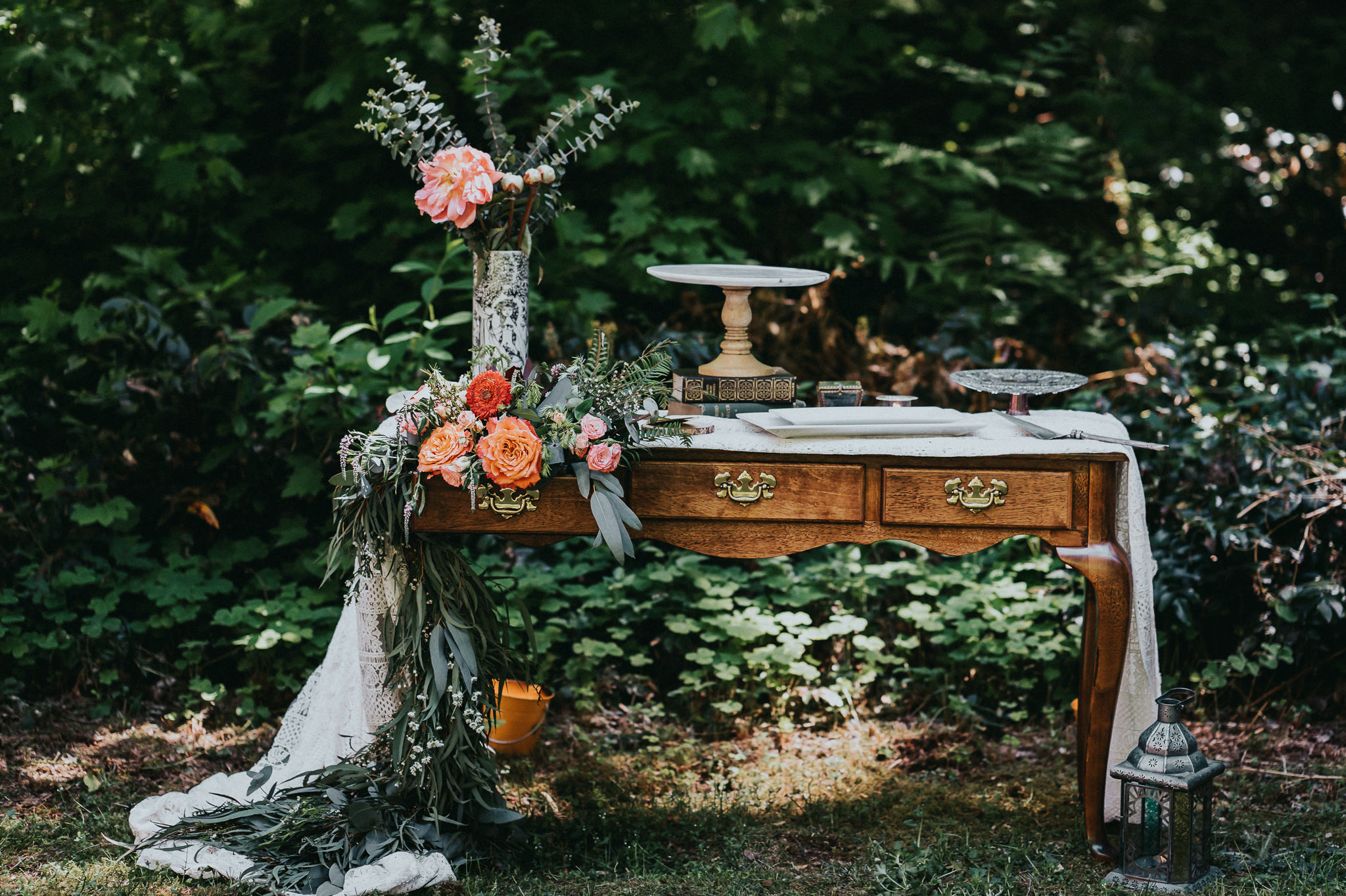 Stylized-table-cake-stand-florals