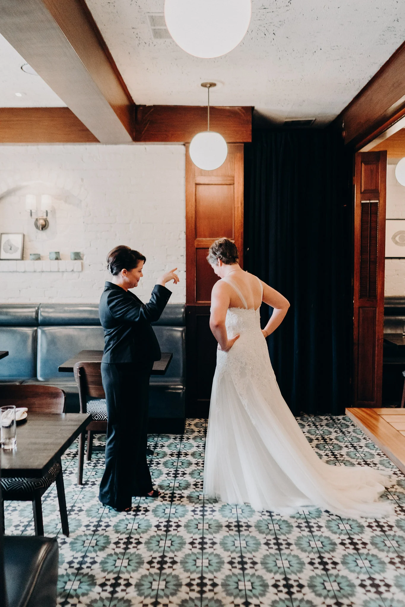 Turn around First Look Wedding Alfred Tang