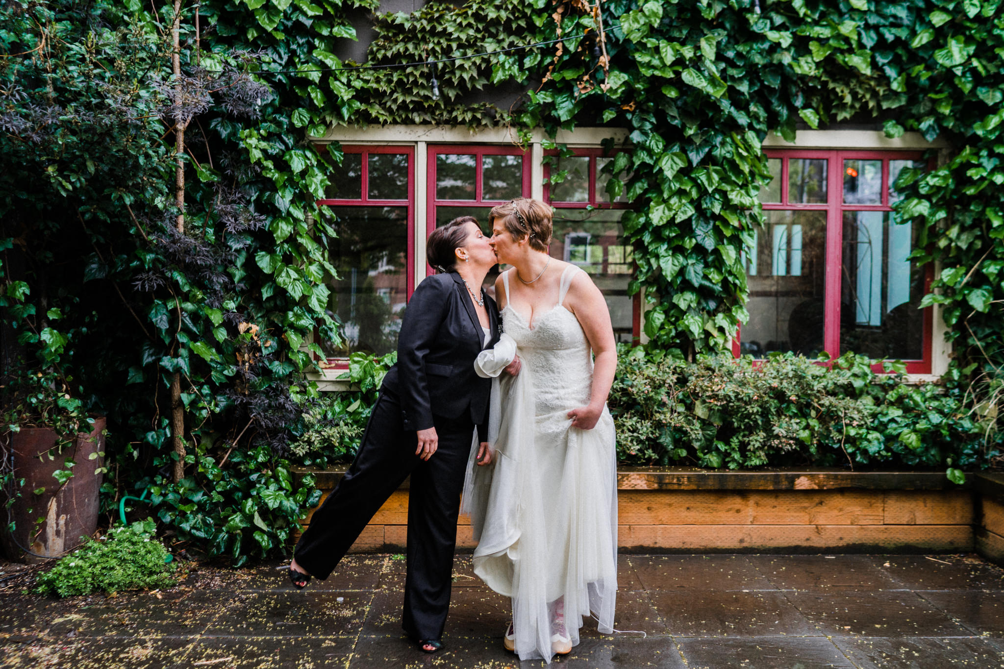 Kissing brides Green Ivy Window wall
