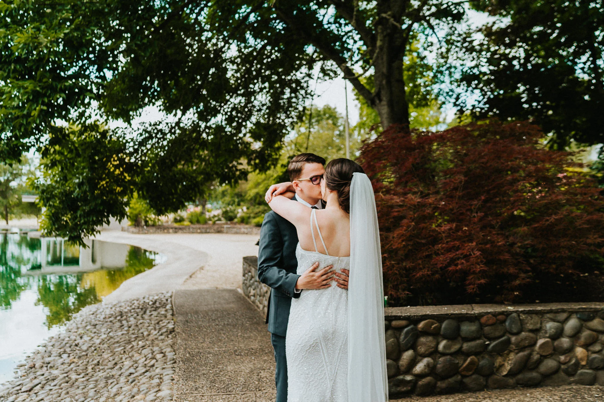 First Look Kiss Water Oasis Newberg Oregon Wedding