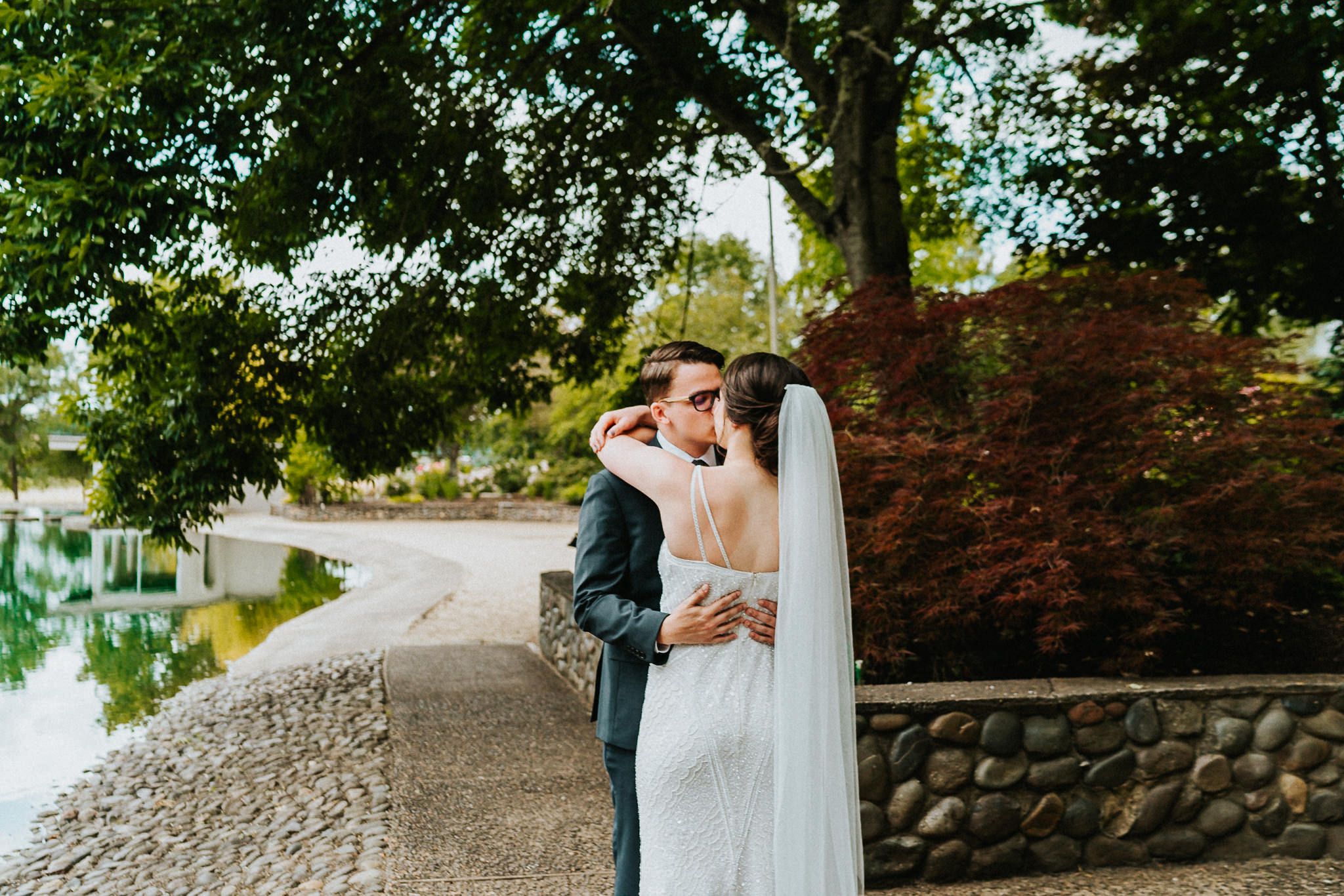 First Look Kiss Water Oasis Newberg Oregon Wedding
