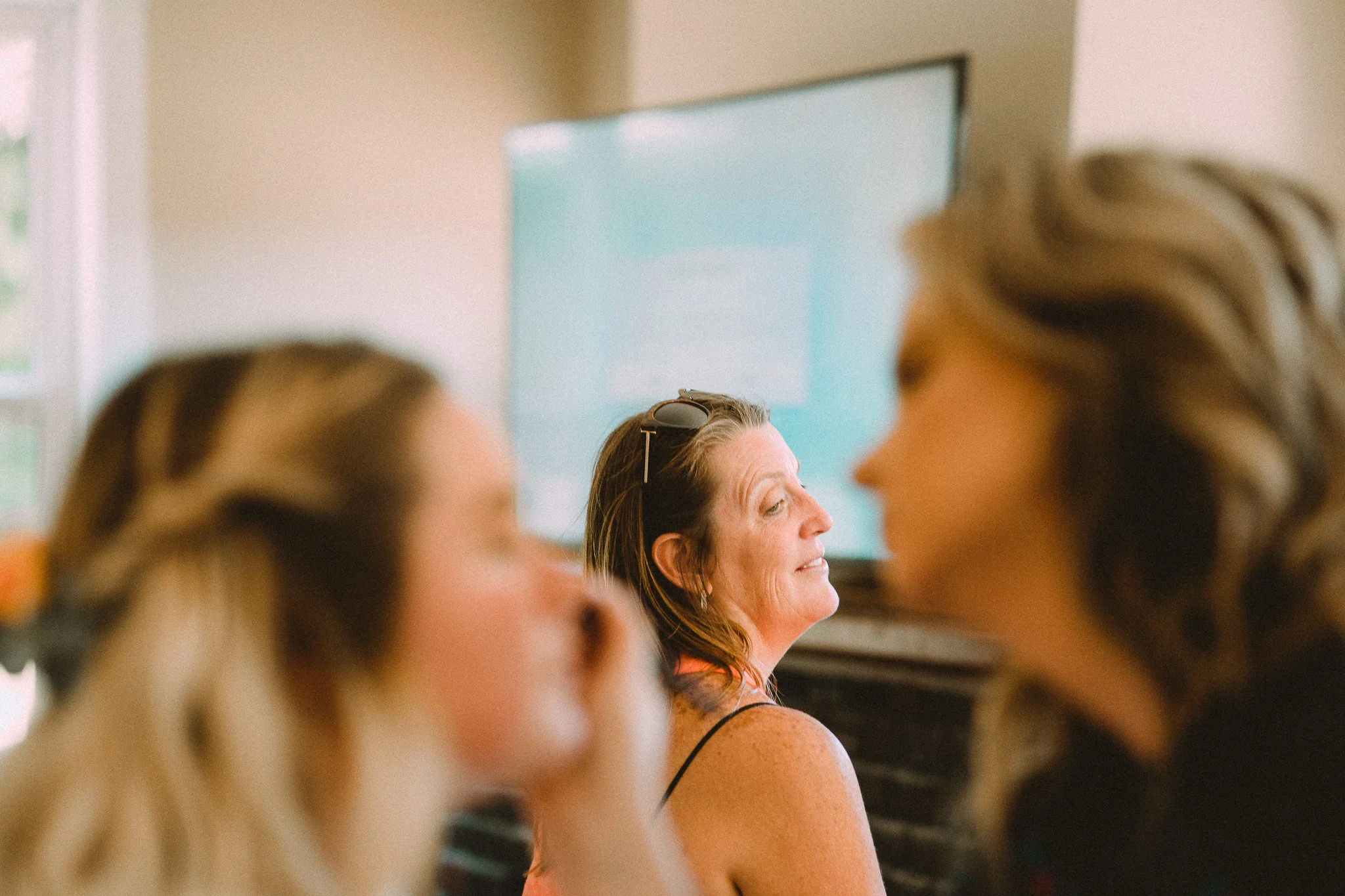 Bride's mother getting ready eye lash liner wedding makeup artist Alfred Tang Photographer