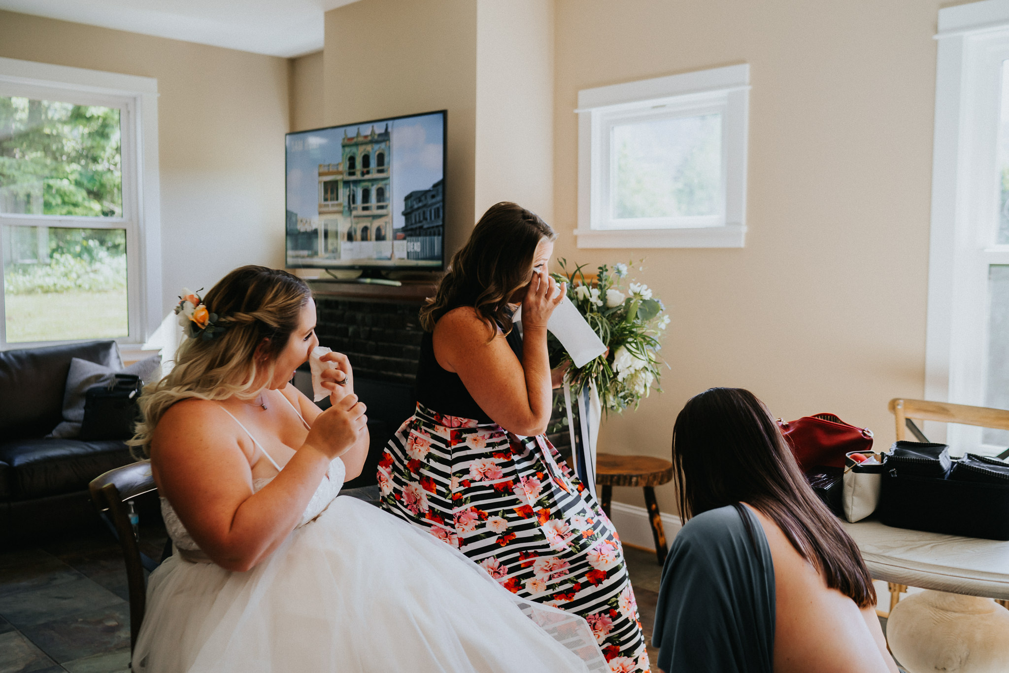 bride mother cry tear tissue getting ready Best Oregon photographer Alfred Tang photojournalistic candid