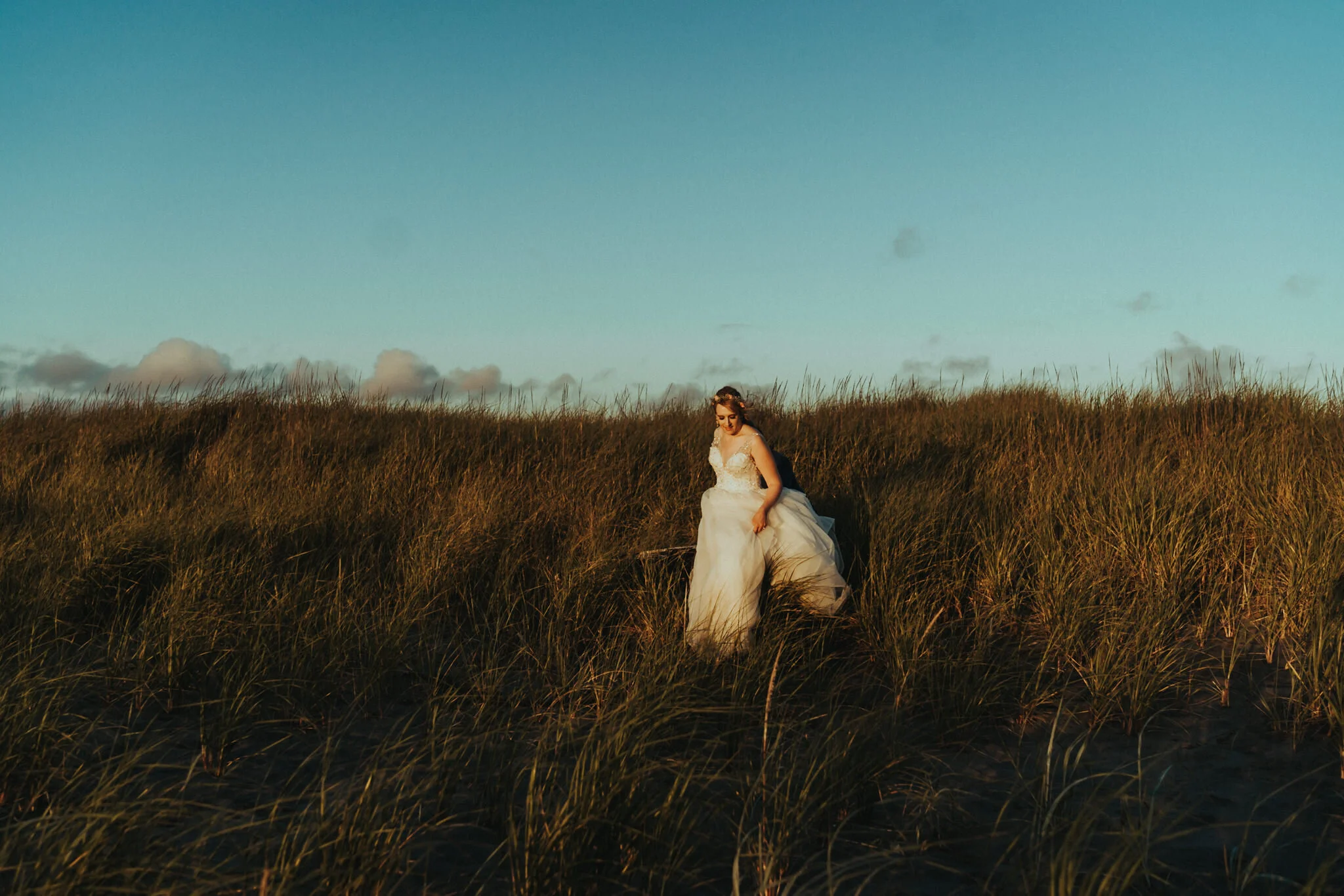bride runnings beach grass wedding Portland photographer Alfred Tang