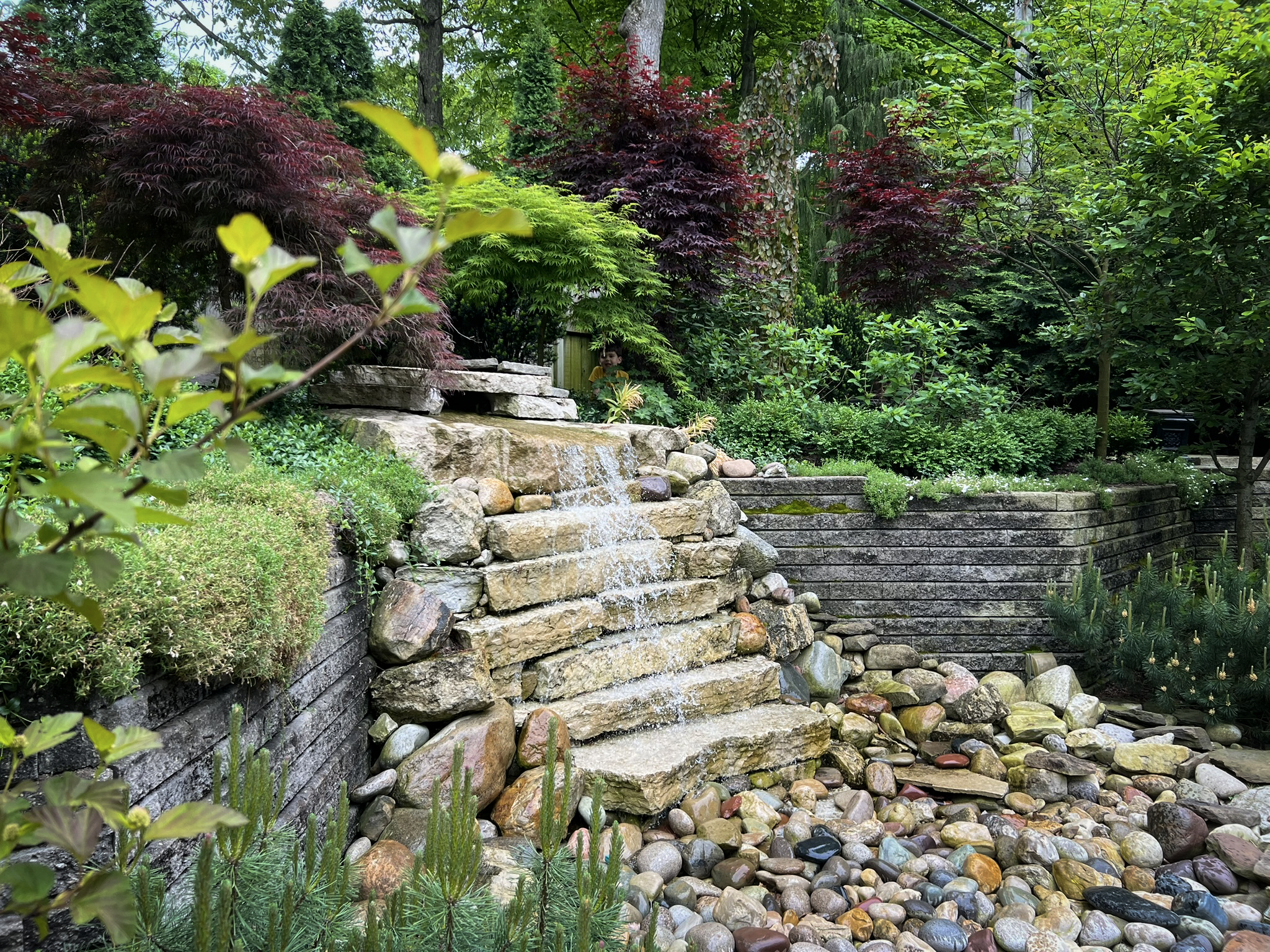 garden rock fountain lush.png