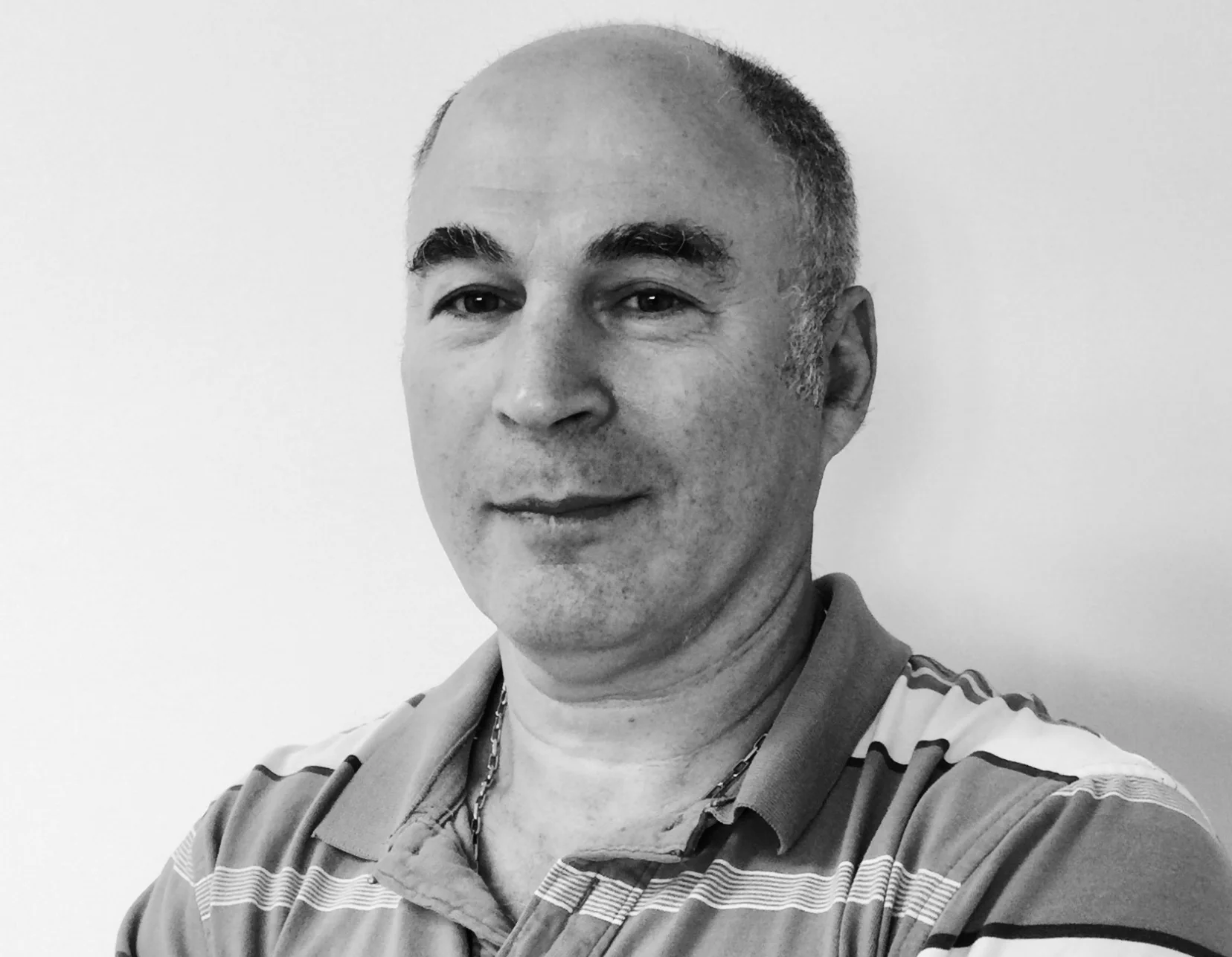 Yuri Yusopov, RMT Yuri Yusopov est un massothérapeute enregistré avec l'ordre des massothérapeutes de l'Ontario qui a gradué de l'Académie Internationale de Massothérapie en janvier 2015. Les conditions traitées comprennent les maux de tête, mâchoire (ATM), bras, jambe, cou et dos (y compris le nerf sciatique). De plus, il soigne les étourdissements, troubles d'ambulation, cas post-opératoire, blessures sportives et traumatismes répétitifs (ex: tendinite, bursite). Ses interventions comprennent le relâchement musculaire profond, ''trigger point release'', relâchement myofasciale, effleurage, mobilisations articulaires et drainage lymphatique. De plus, la prescription d'exercices (étirement, renforcement, équilibre, etc.) et des tapings peuvent être appliqués. Pendant de nombreuses années, Yuri a apprécié les sports d'endurance et les arts martiaux (boxe, Taekwondo, MMA). En tant que professionnel de la santé, il croit fermement qu'il doit lui-même être un exemple de force et de santé. Sa devise résonne à travers le proverbe: «Docteur, guéris toi-même» où l'on doit s'occuper de ses propres défauts pour donner un bon exemple. Quand il n'assiste pas aux patients à la clinique ou à la formation ou à l'étude, il aime passer du temps avec sa famille, le ski, la pêche, la plongée sous-marine et la peinture à l'huile.