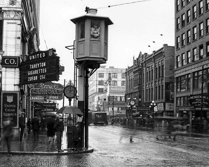 Seattle traffic tower at 4th and Pike in 1925