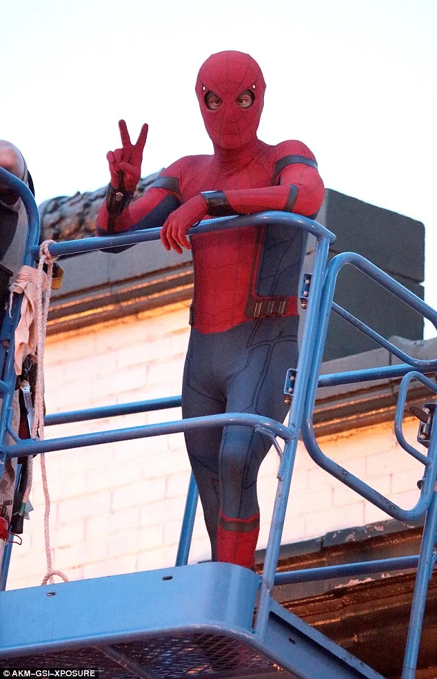 (Source: http://www.dailymail.co.uk/tvshowbiz/article-3765702/Make-webs-not-war-Tom-Holland-flashe-peace-sign-takes-filming-Spider-Man-Homecoming-Atlanta.html)