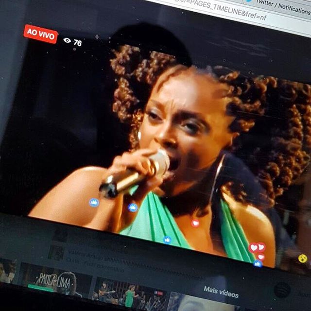 Estou AO VIVO com os Bacan&eacute;rrimos, assistindo a reprise do DVD SAMBA CHIC, l&aacute; no fb.com/plimaoficial ❤️ Veeeenham voc&ecirc;s tamb&eacute;m! T&aacute; uma del&iacute;cia!  #PaulaLimaAOVIVO