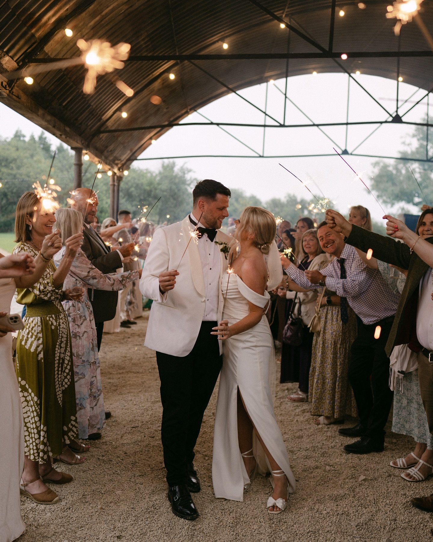 Hannah + Jordan - the sweetest couple always loved the Cotswolds and so was the perfect place to get married.
A beautiful summers day with beautiful people.
.
.
Venue - @yardspaceoldgore 
@hairbylucyphelps 
@katypheiffermakeupartist 
@serendipitybrid