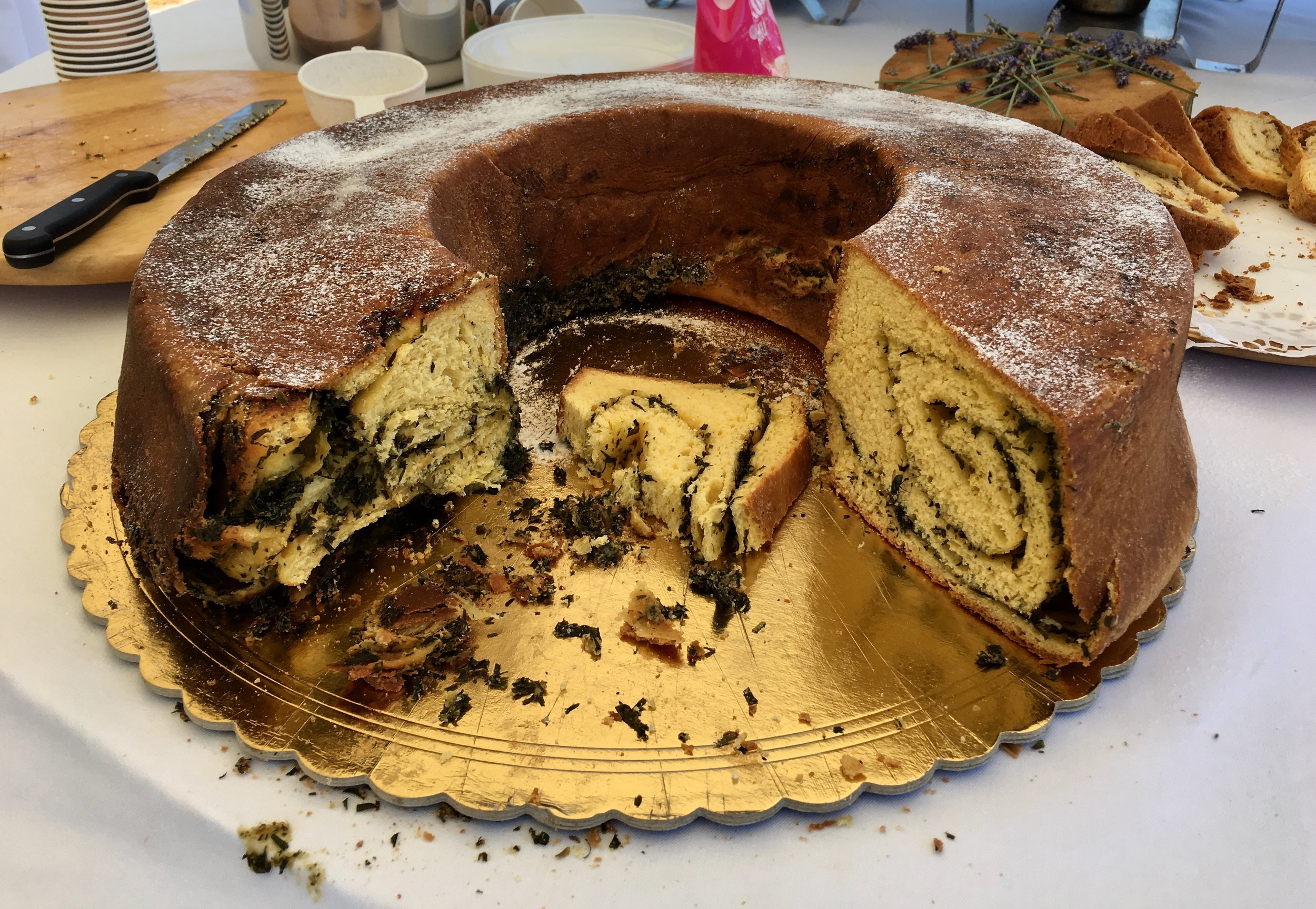 Traditional slovenian "Pehtran potica" / Tradicionalna slovenska pehtranova potica 