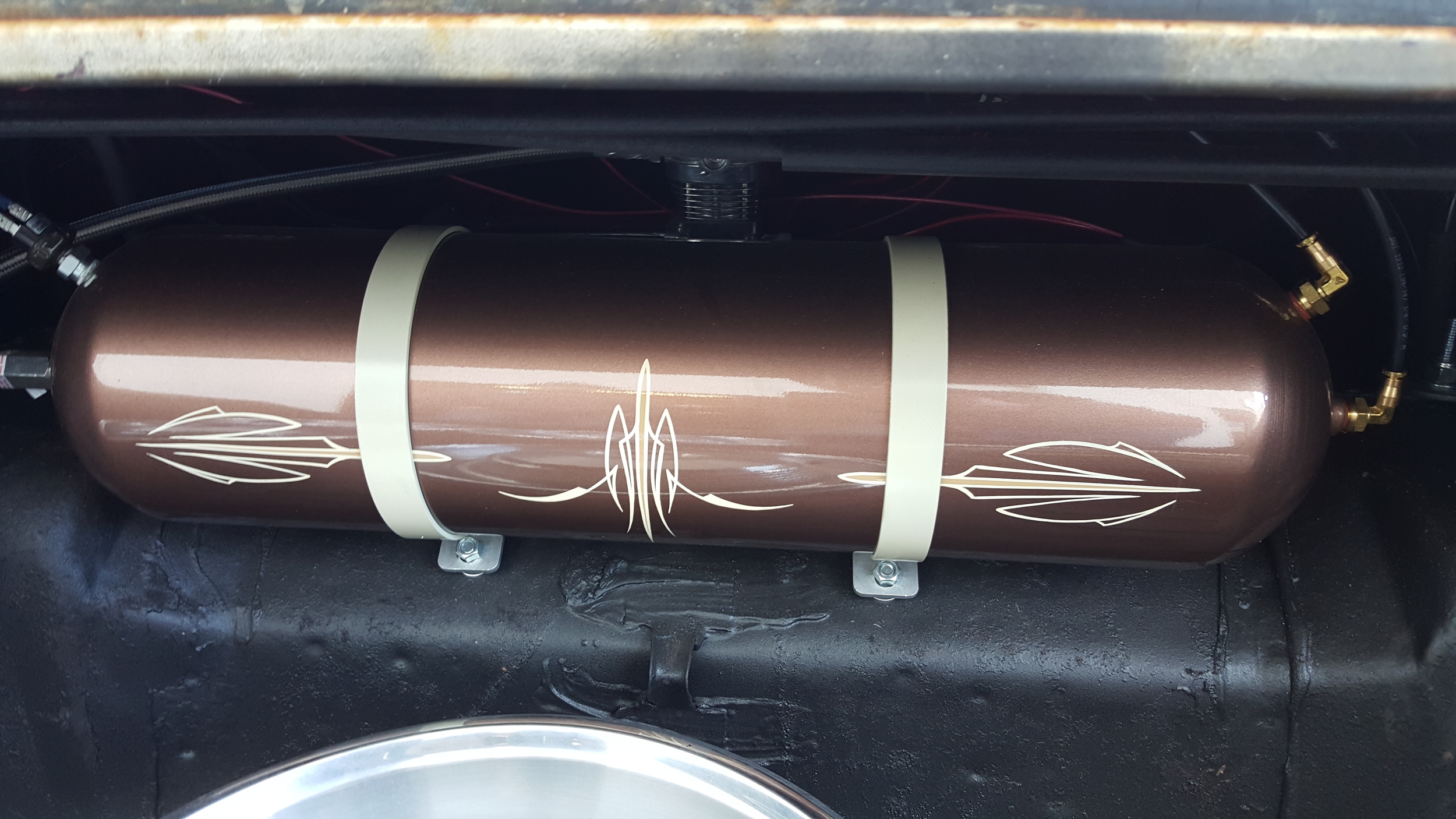 Airbag tank with custom pinstripes