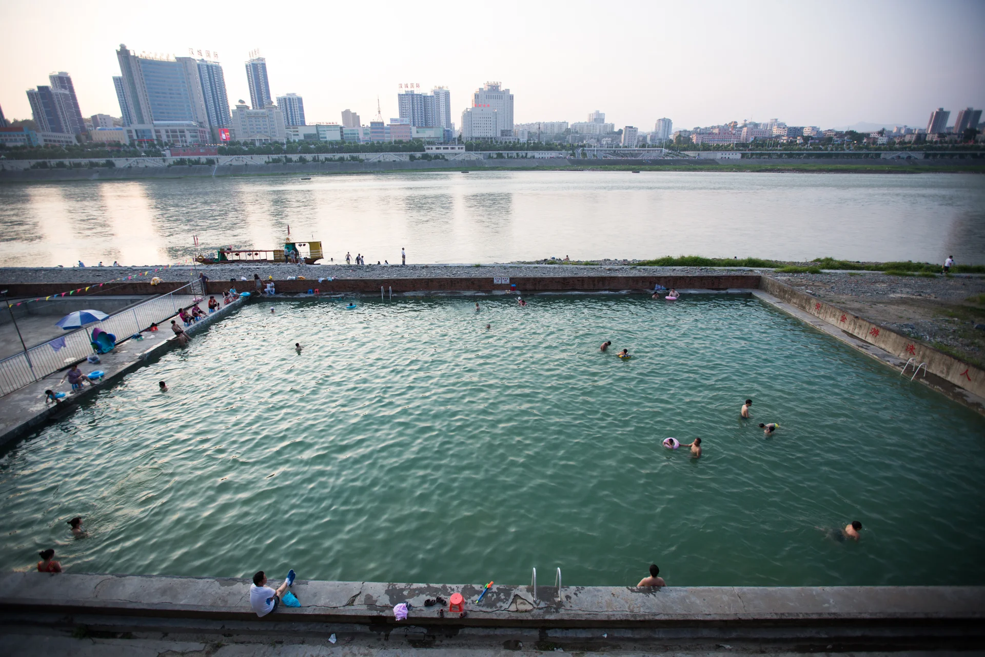  A public pool in Ankang. 