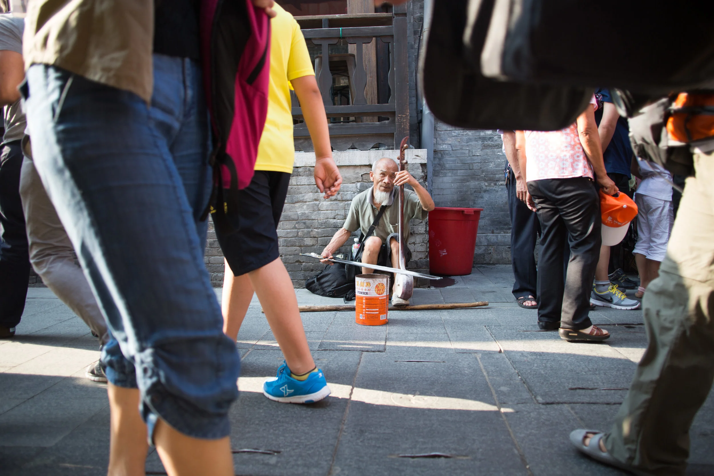  A street performer plays for tips in a marketplace in Beijing. 