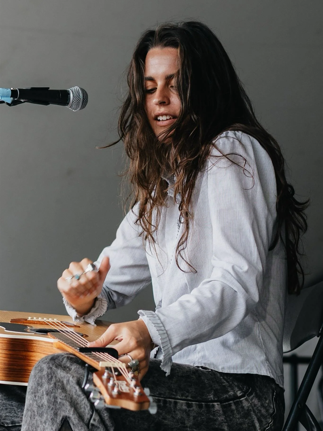 The lovely @stephstringsmusic at @canmorefolkfest earlier this month ✨