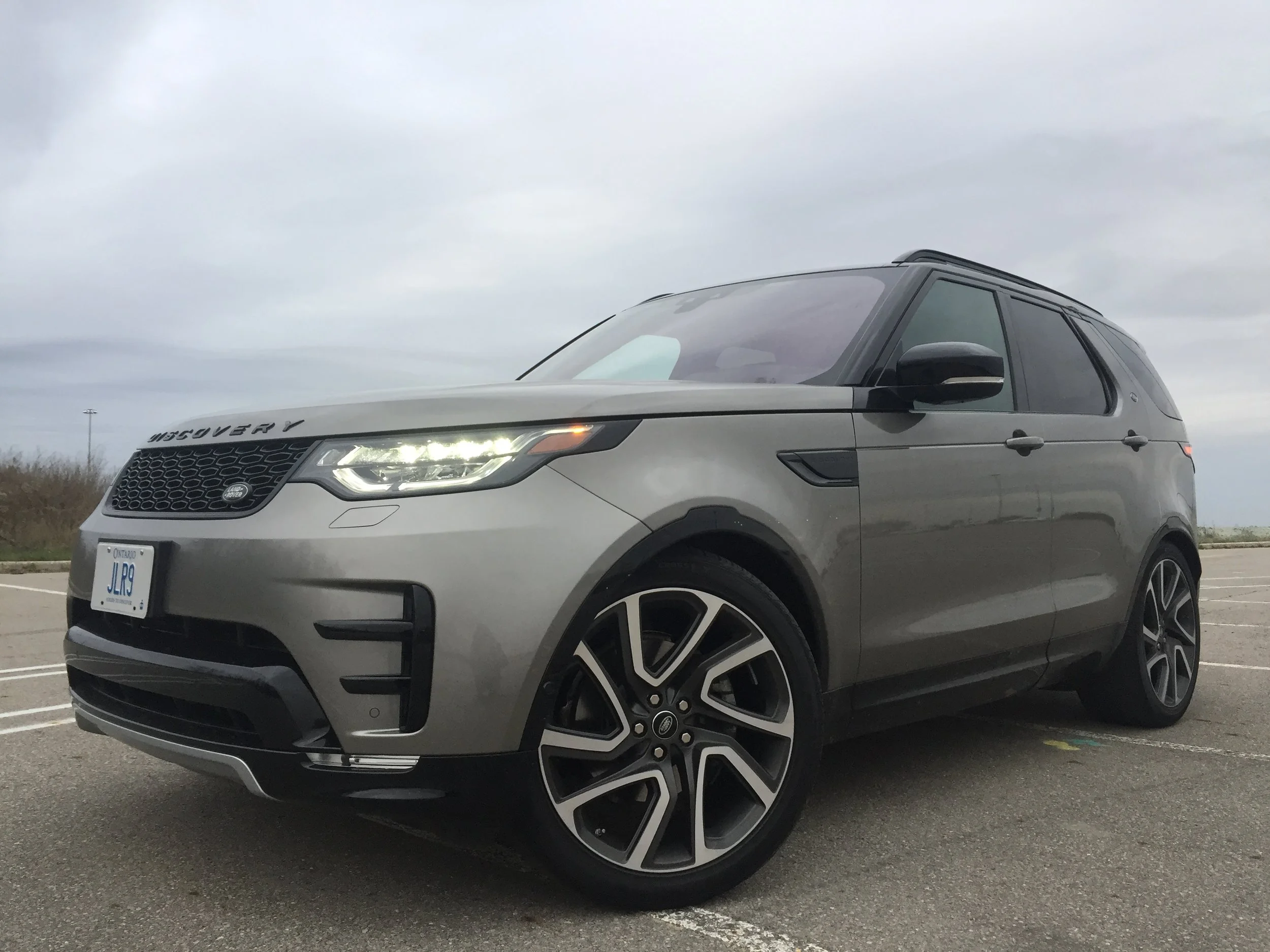 Modern Motoring - Reviewing the 2017 Land Rover Discovery