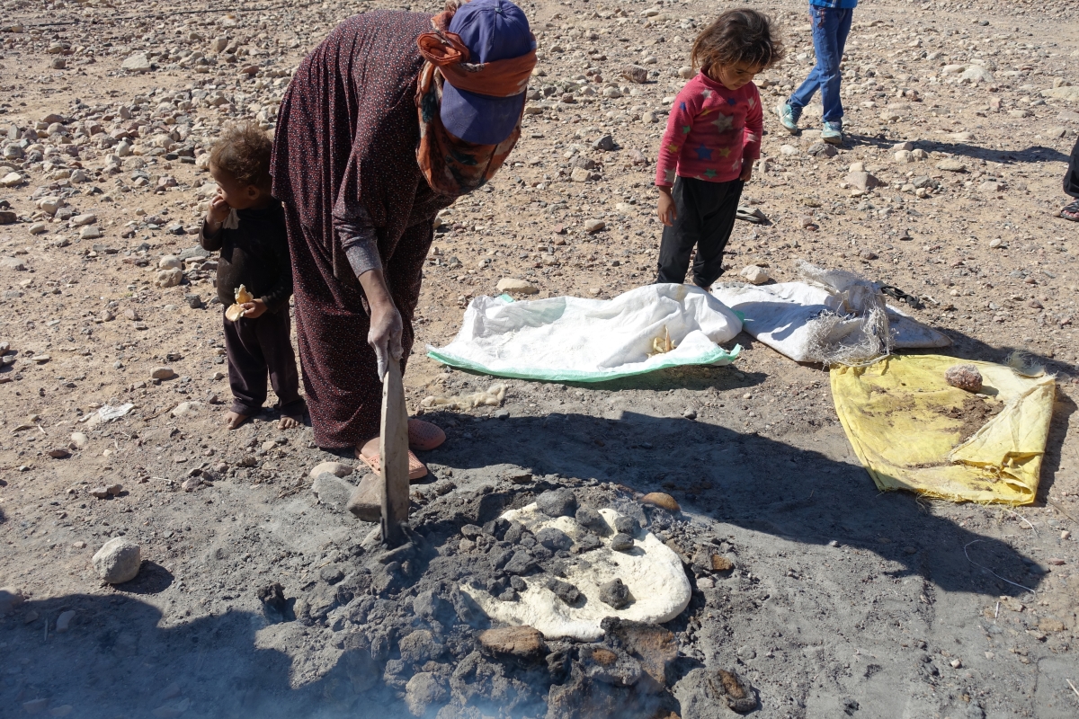  A local Bedouin woman making bread outside her tent @ Brigitte Hasbron 