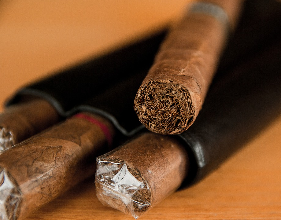 4 Perfect Gifts for Any Serious Cigar Enthusiast