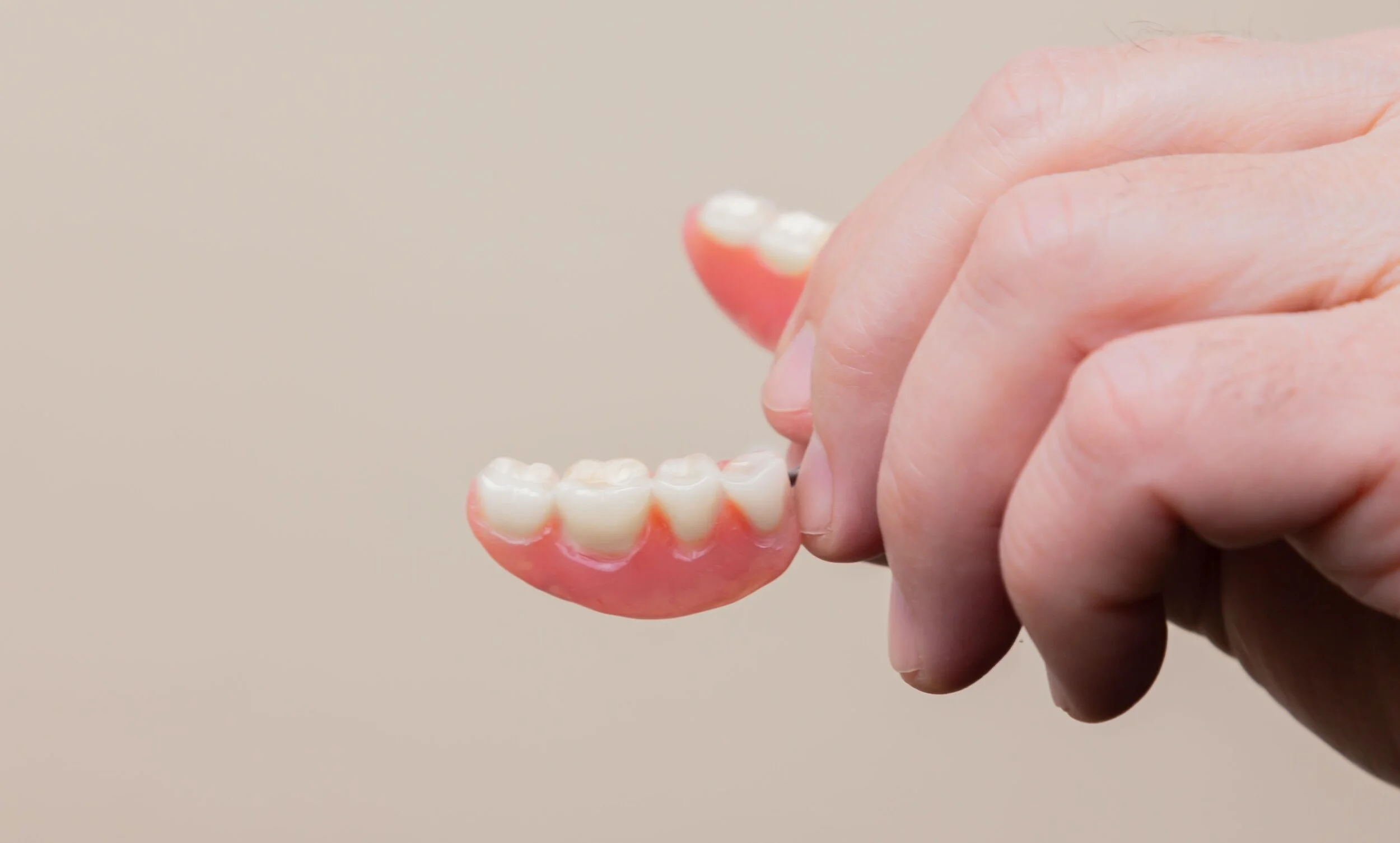 Veneers vs. Dental Implants: Which procedure is best to restore your smile?