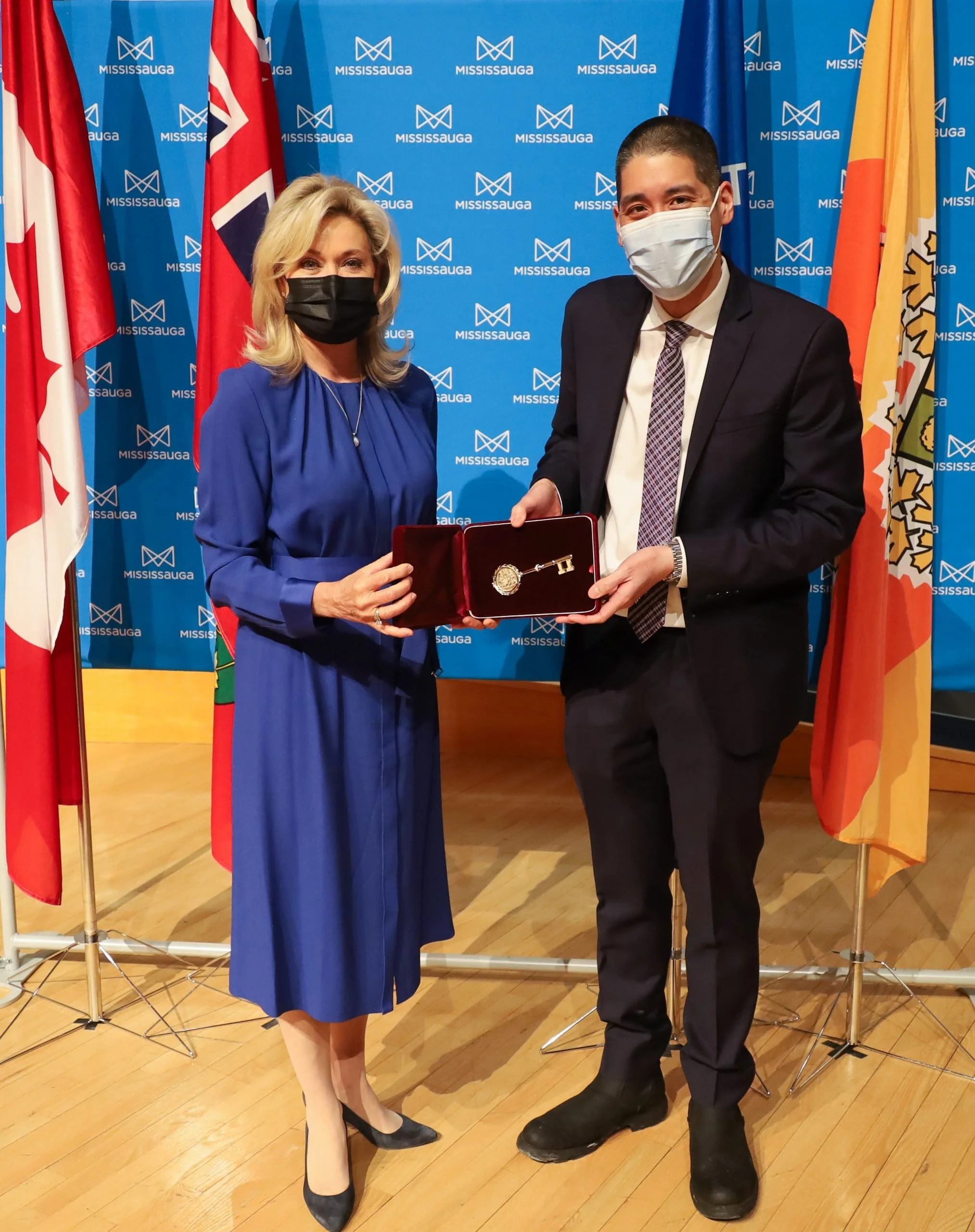 Mississauga’s Mayor Crombie Presents Dr. Loh with Key to the City for leadership during global pandemic