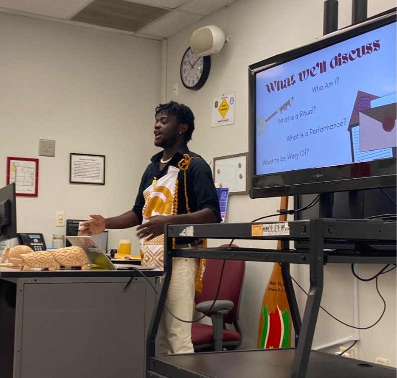 Sefanja guest lecturing in theatre history.