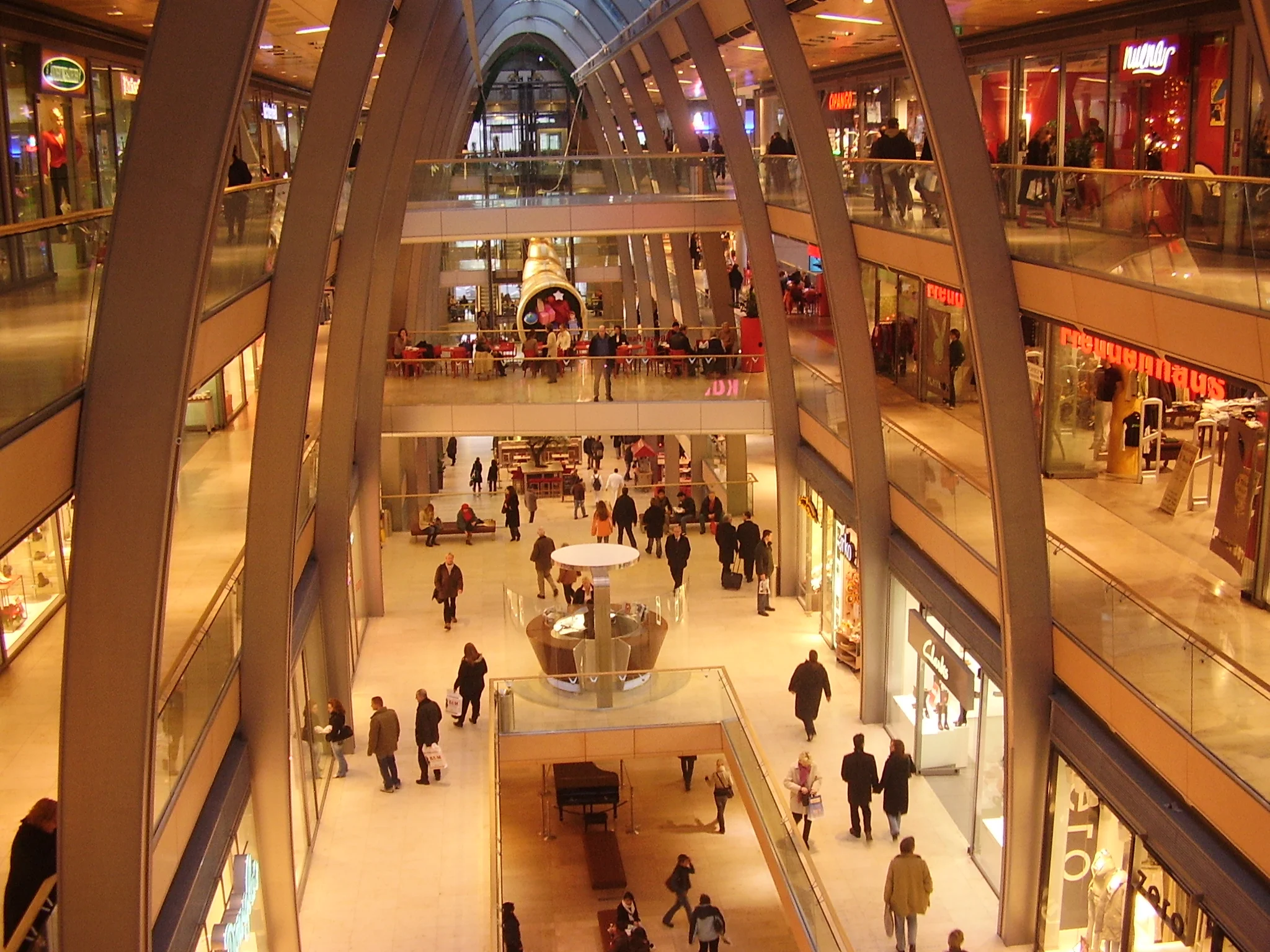 shoppers-take-advantage-of-last-minute-bargains-in-the-final-shopping-weekend-before-christmas-158637116-561ffa4897b40.jpg