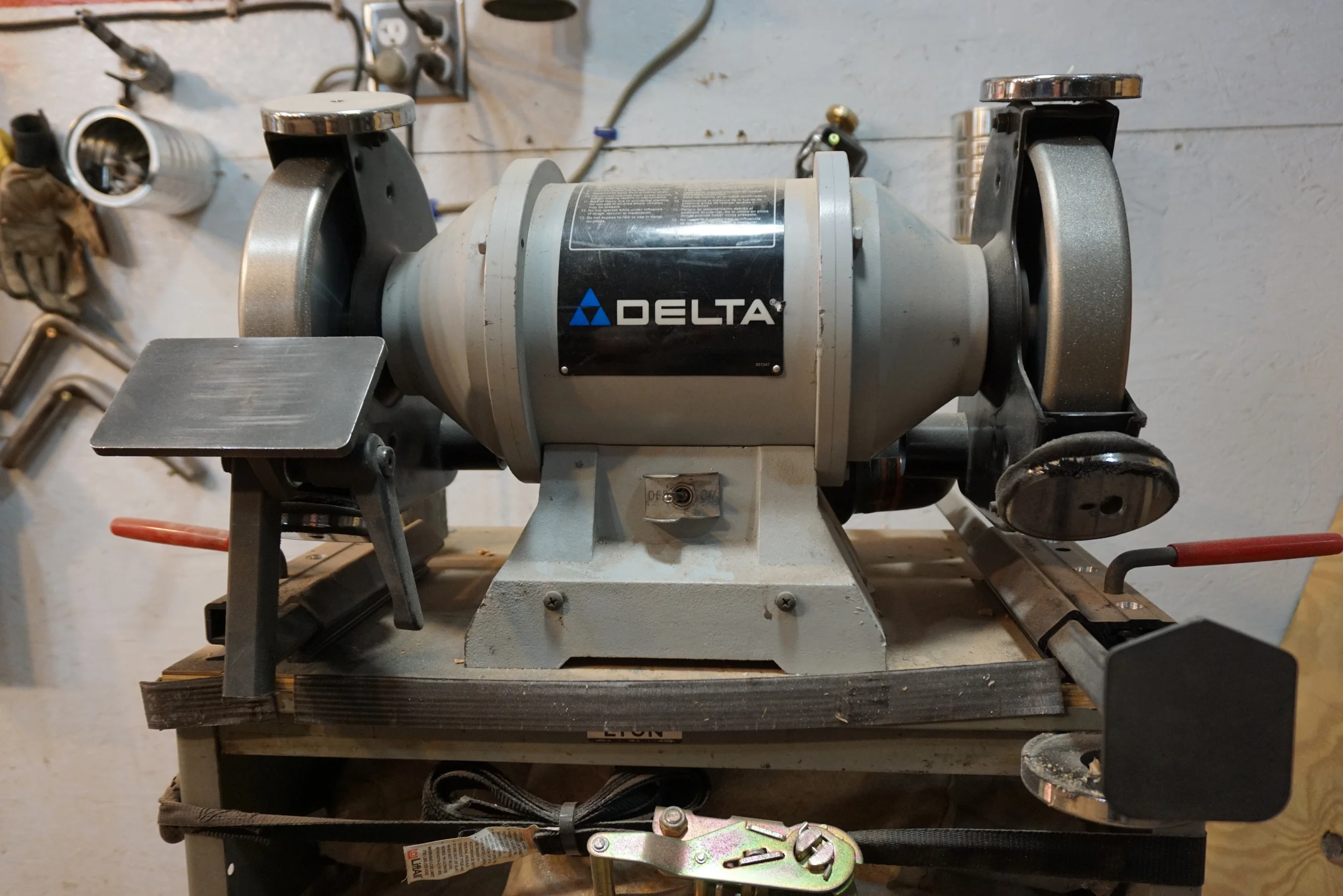 Bench grinder w/ 350 & 600 grit CBN wheels & magnets for ground metal collection