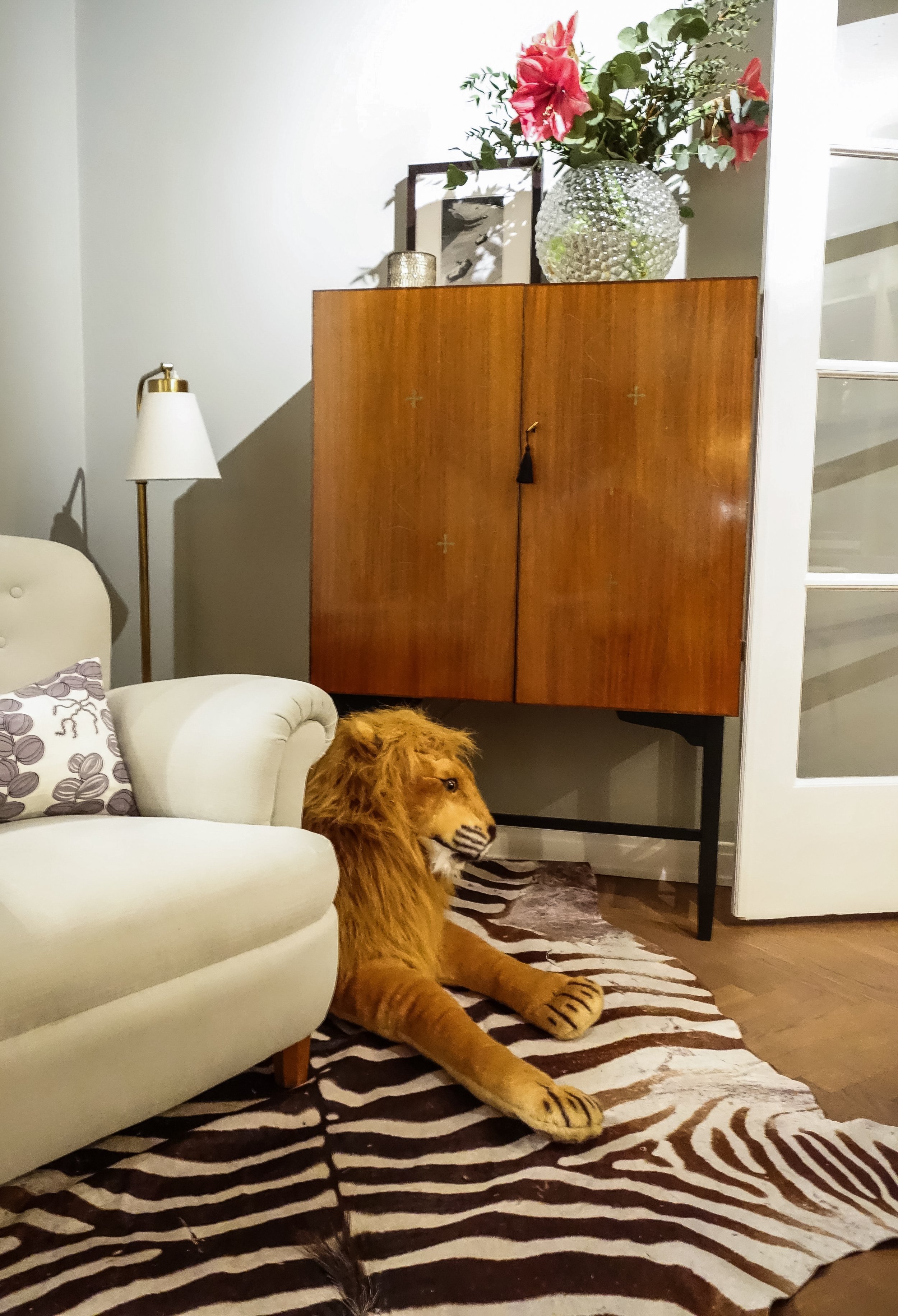 In a corner of the library I've placed our bar cabinet together with an armchair. The kids stuffed lion, a Christmas gift, found it´s place on our antique zebra... 