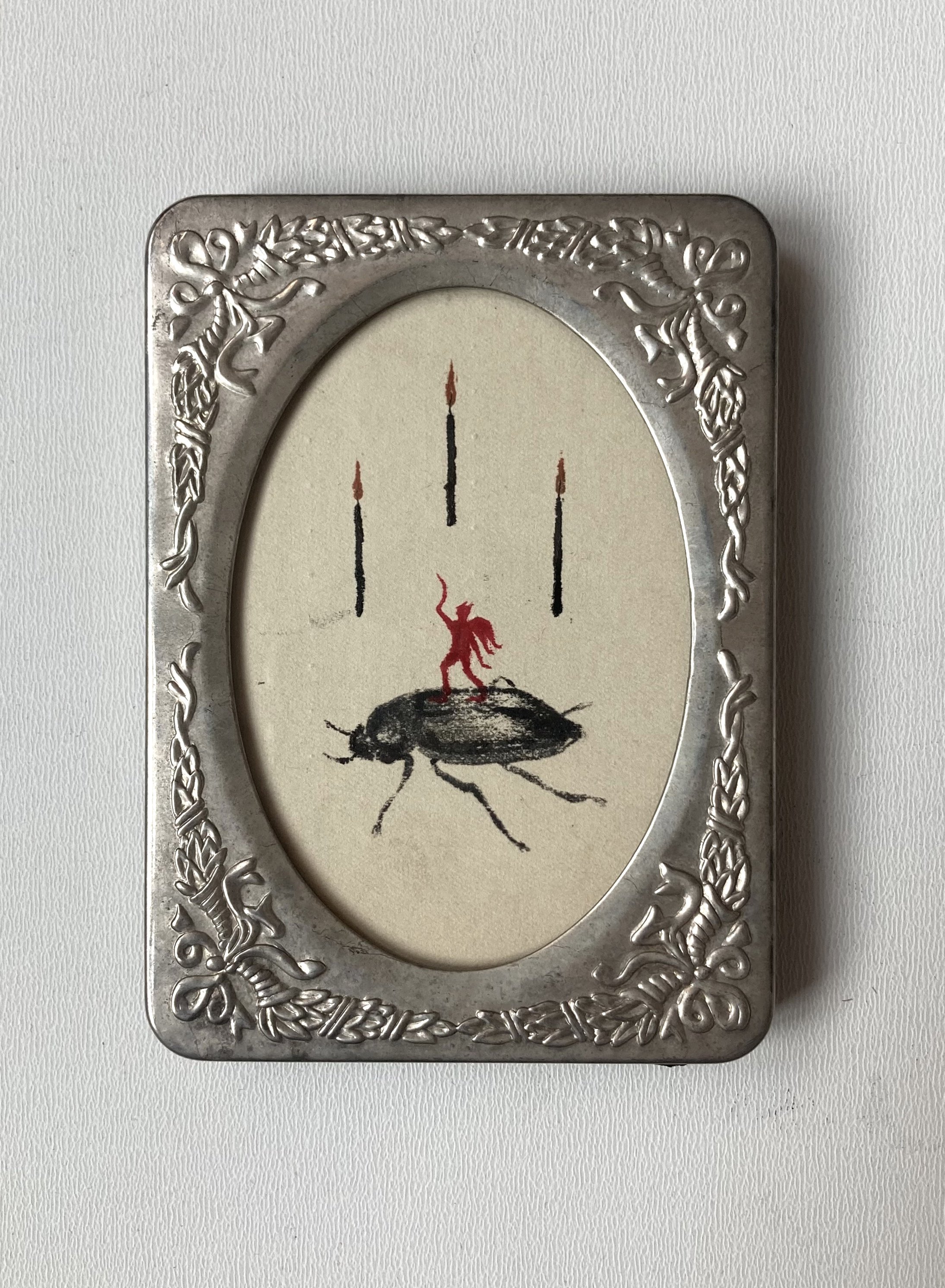 Композиция из нескольких вышитых насекомых