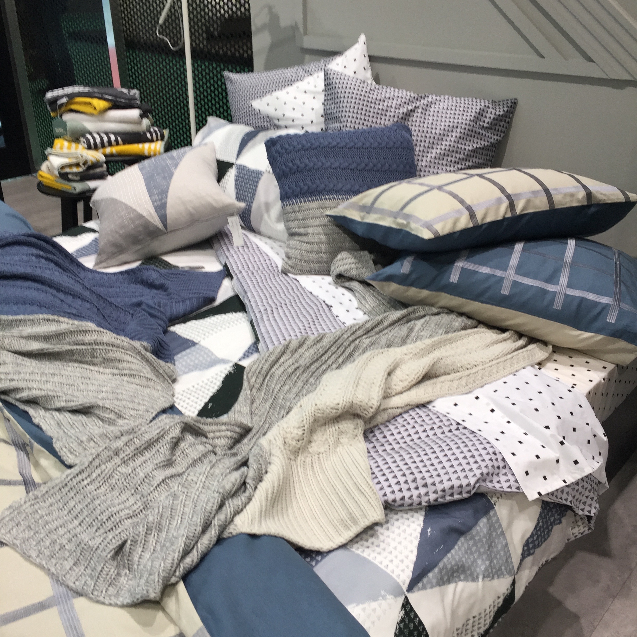 Next level messy bed styling.