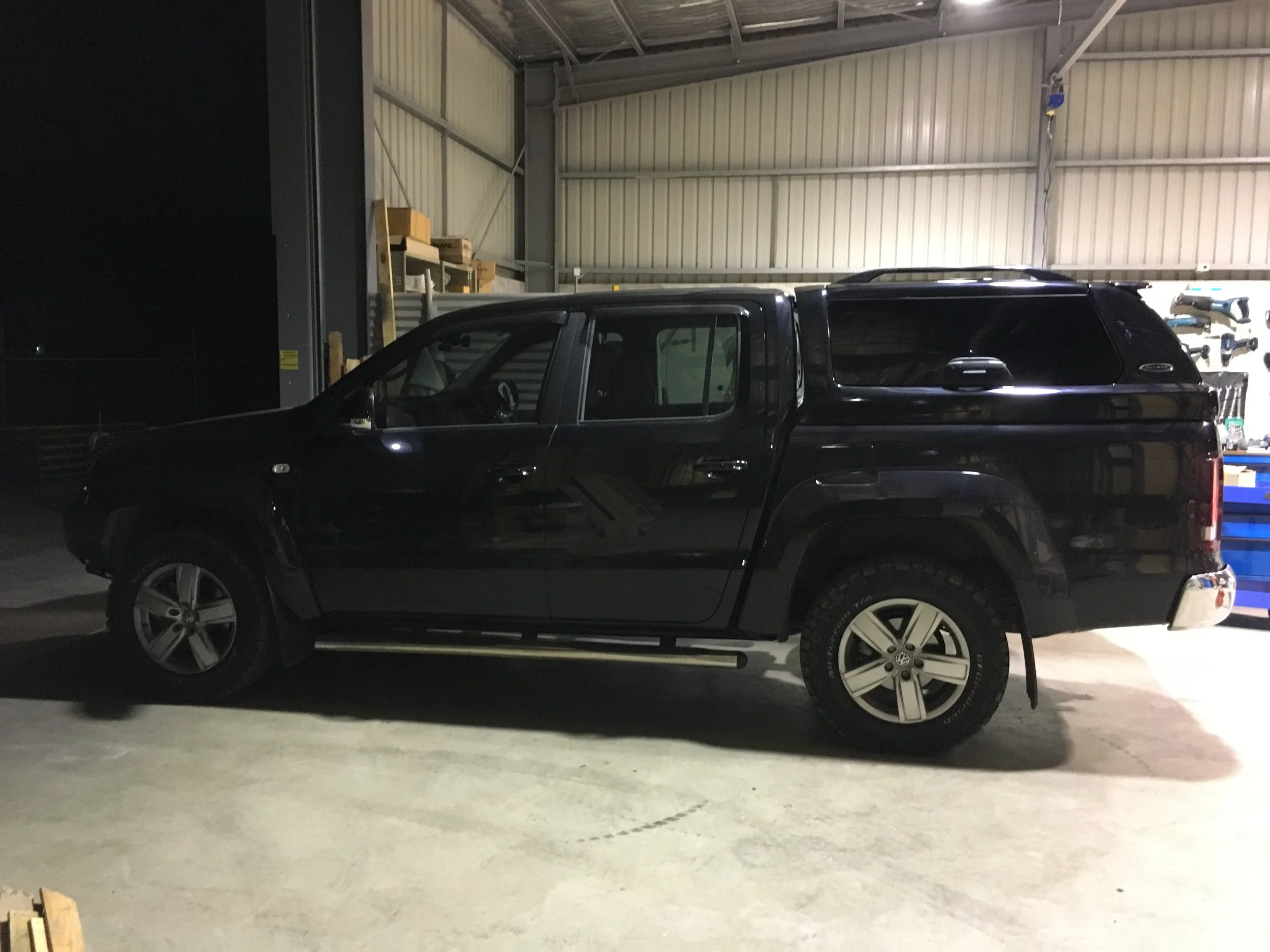Volkswagen Amarok Black ELITE 4.JPG