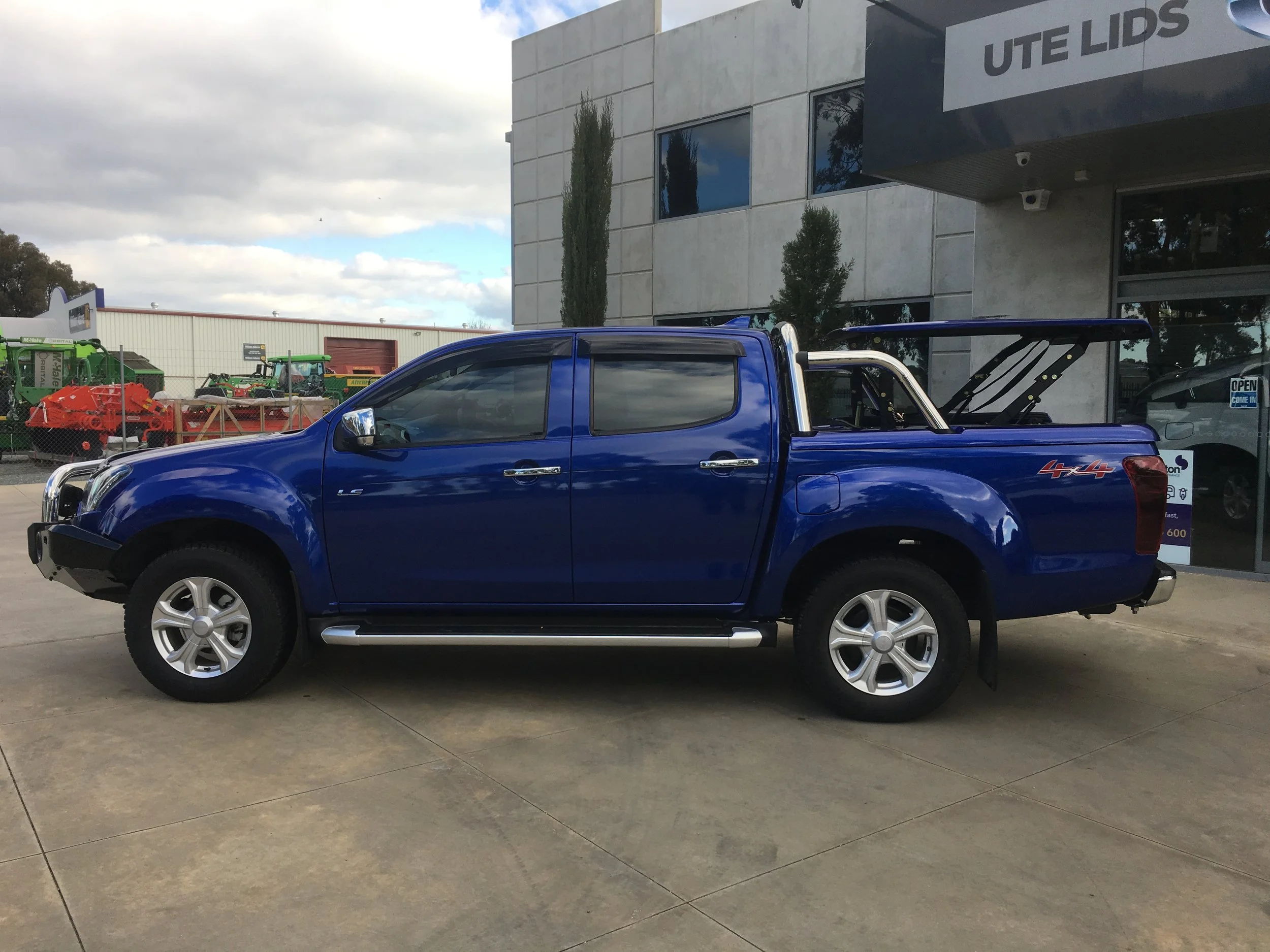 Isuzu DMAX EuroStar Cobalt Blue.JPG