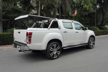Isuzu Dmax - Top up cover with styling bars.jpg 2.jpg