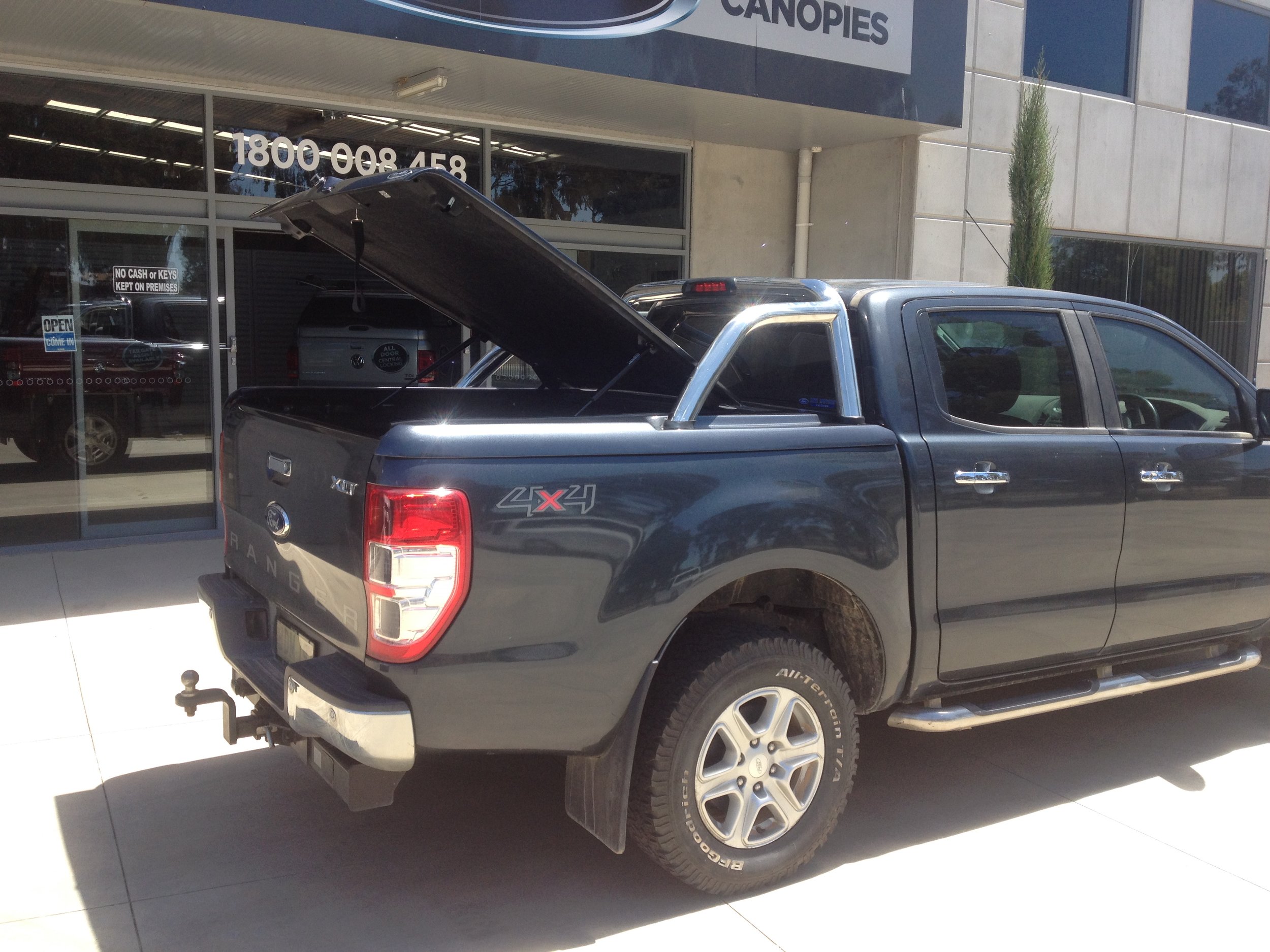 Ford Ranger Sports  lid with OEM styling bars 3.JPG