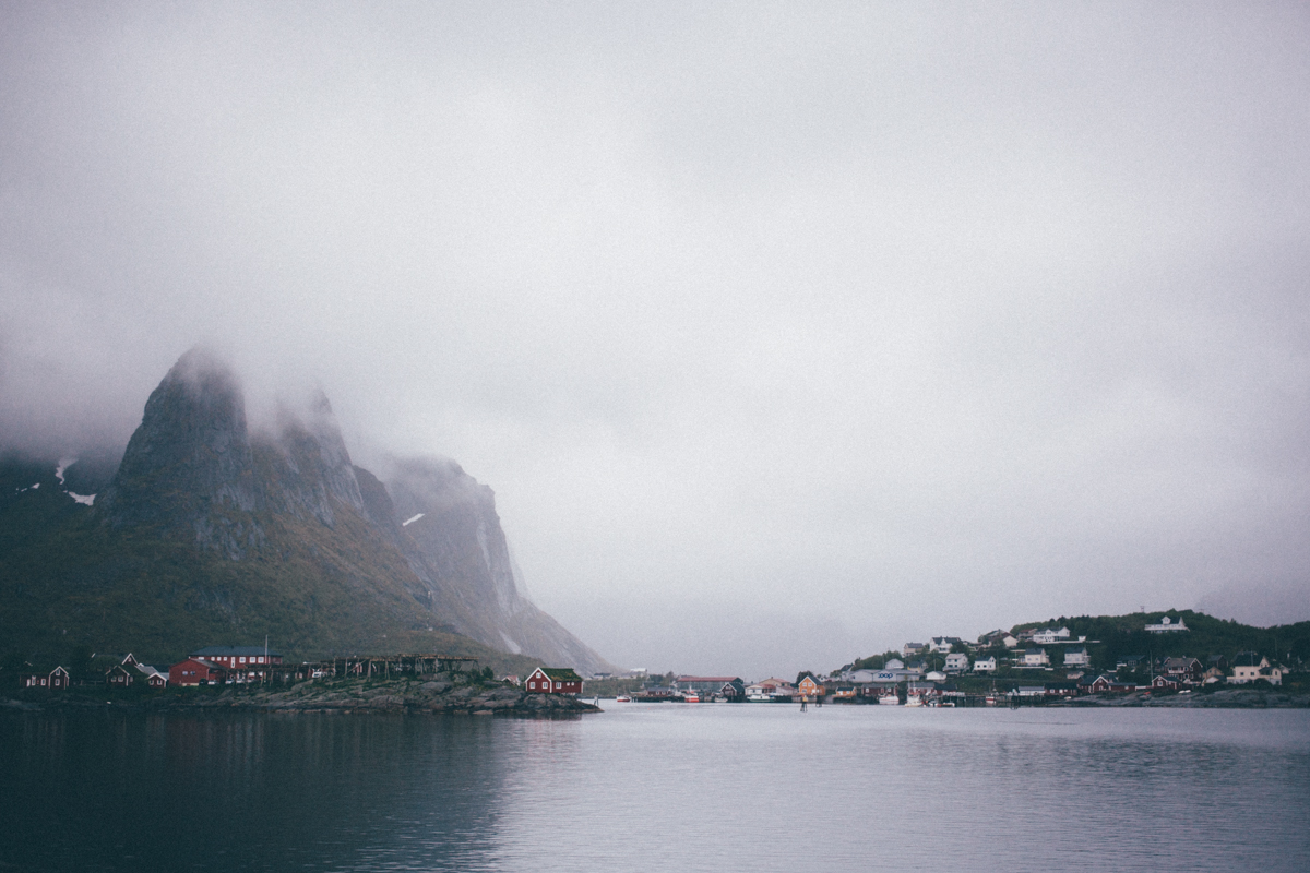 magnolia_mountain_lofoten_rain_rorbuer_III.jpg