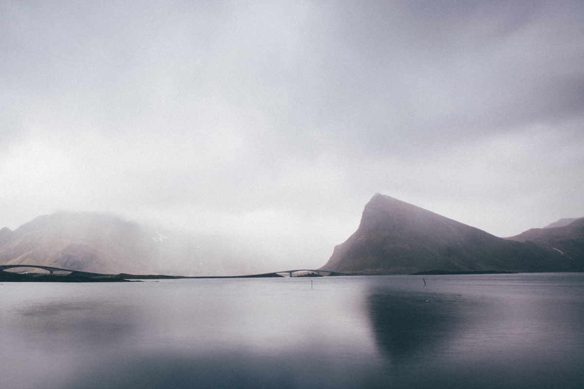 magnolia_mountain_lofoten_rain_rorbuer._II.jpg