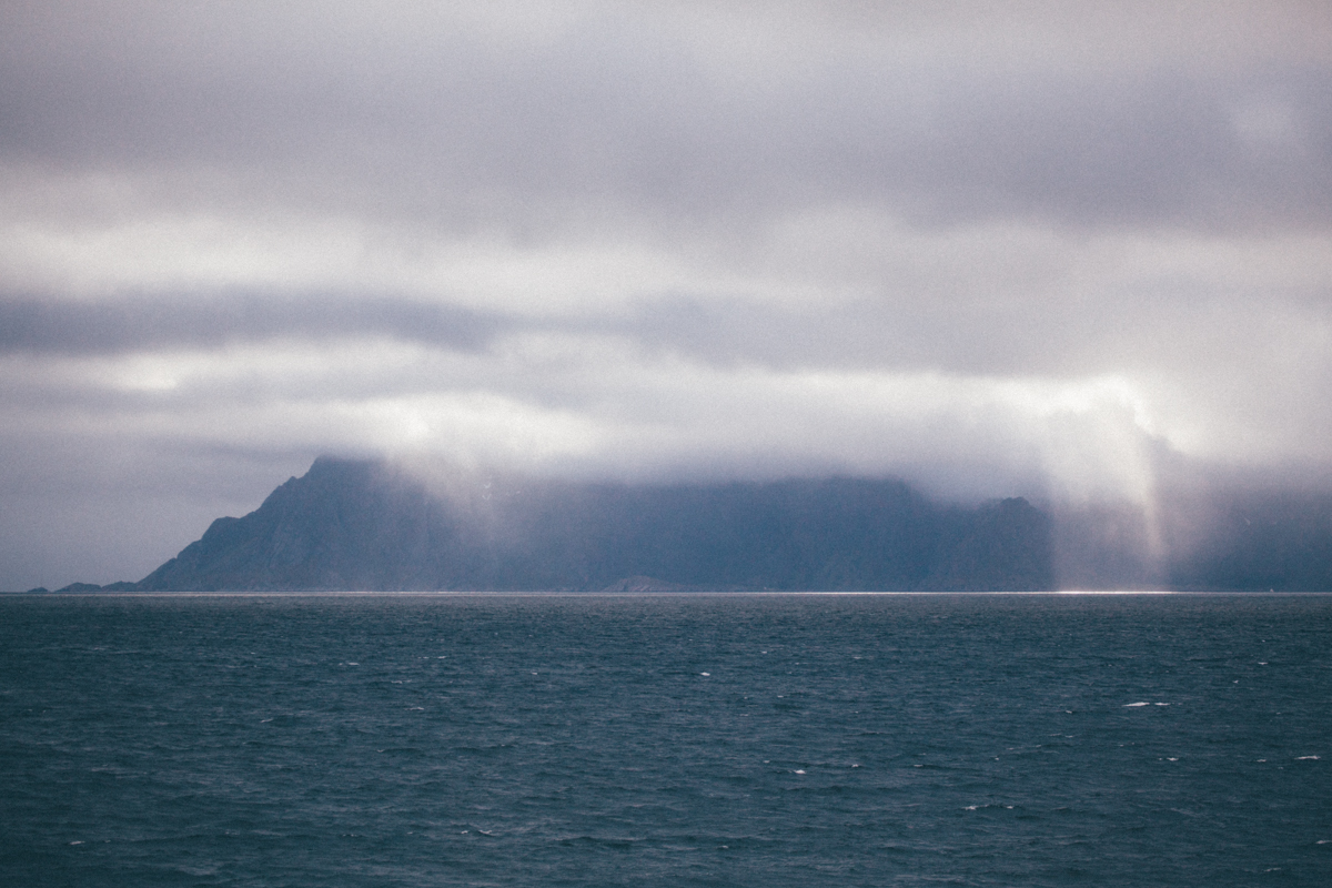 magnolia_mountain_lofoten_rain_rorbuer_V.jpg