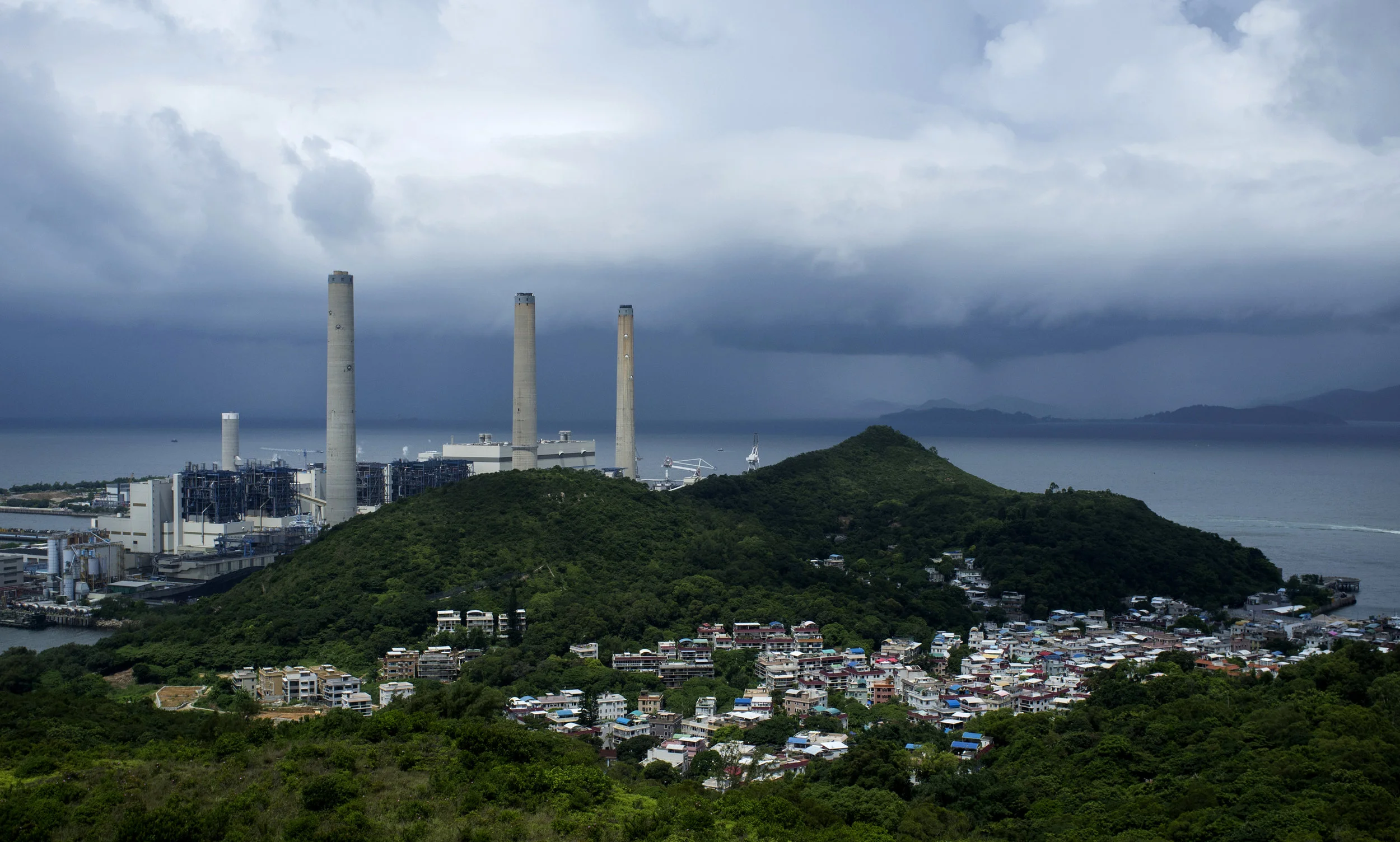 Lamma Island power plant and Yung Shue Wan villages seen from a trail, summer 2017. 南丫岛上,从后山的小径望向发电厂和榕树湾的村落,2017年夏。