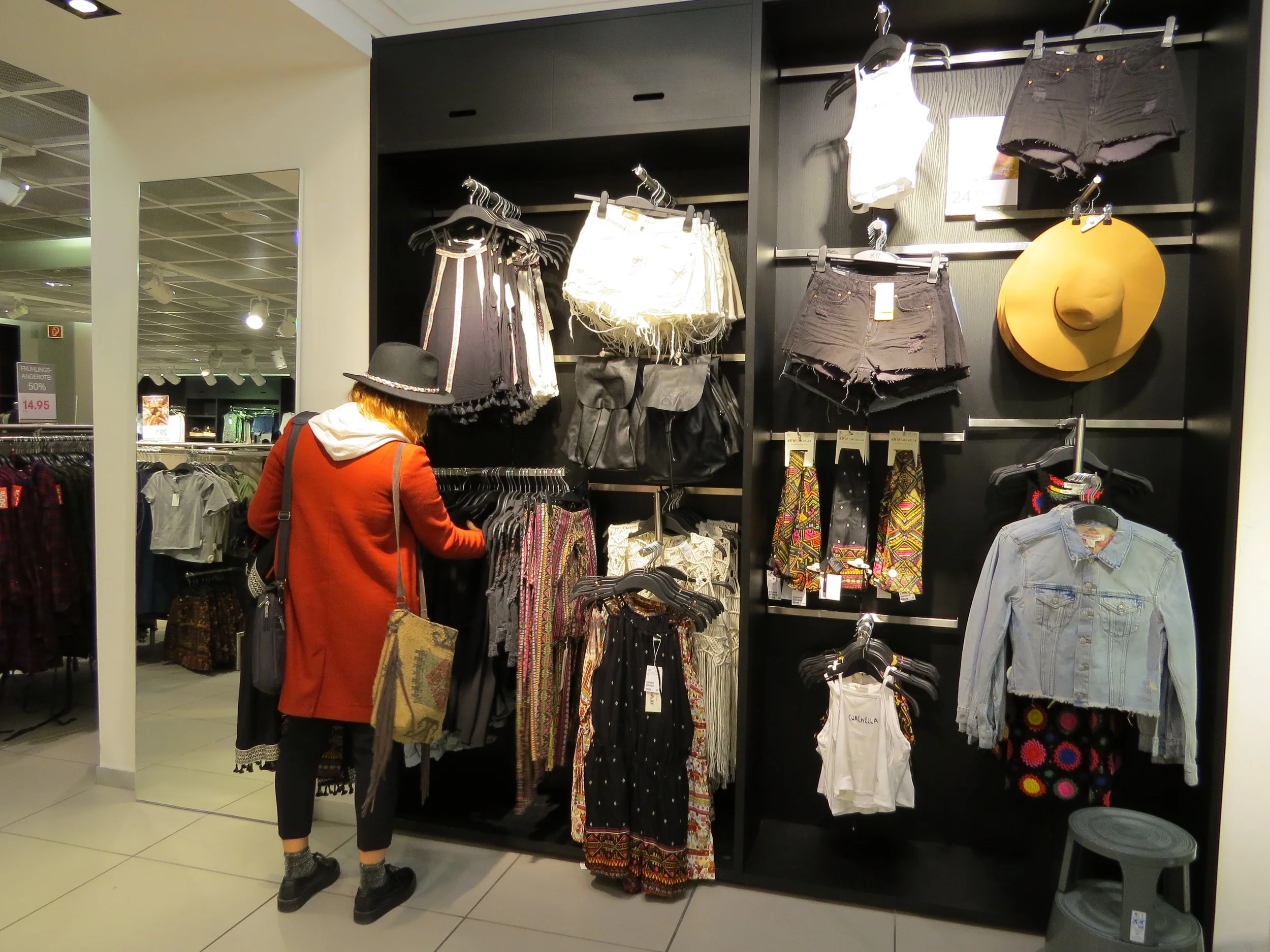 Go watch H&M website presentation of the SS16 collection: http://www.hm.com/ca/fr/hm-loves-coachella