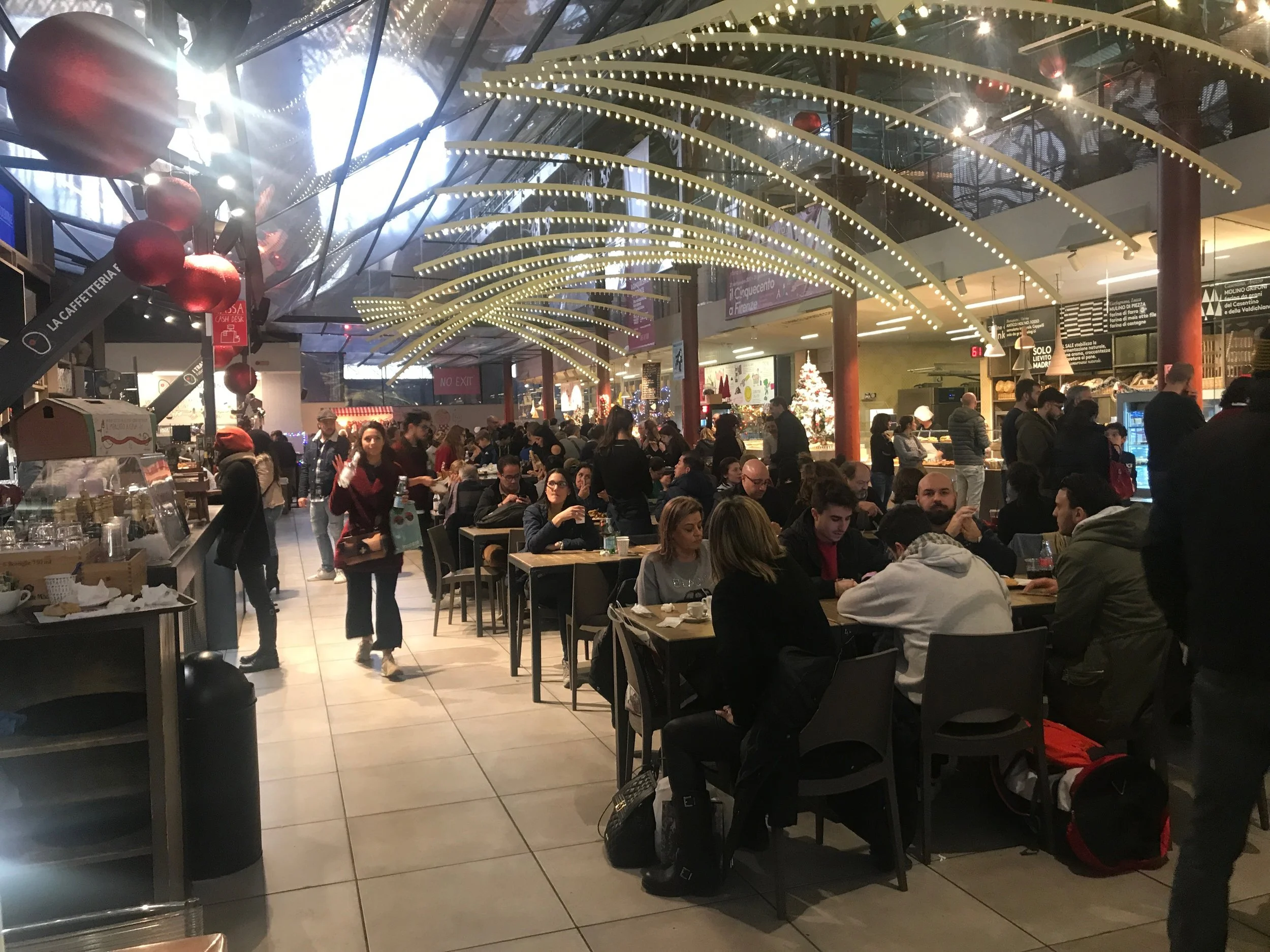 Le marché couvert vous offre un large choix de cuisine et l'idée de partager un repas à la même table que de parfait inconnus le rend très convivial. 