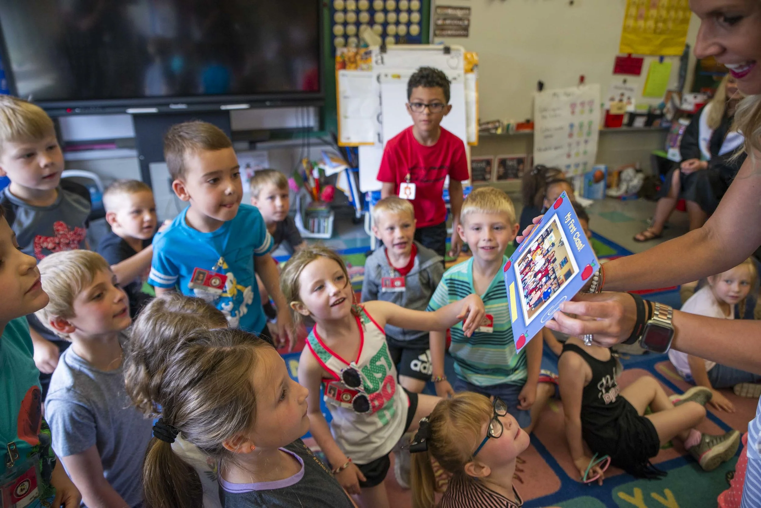 Furry Elementary School teacher Ashlee Shortidge shows a photo of her first kindergarten class to her current kindergarten class while students from her first class were visiting on May 31, 2019.
