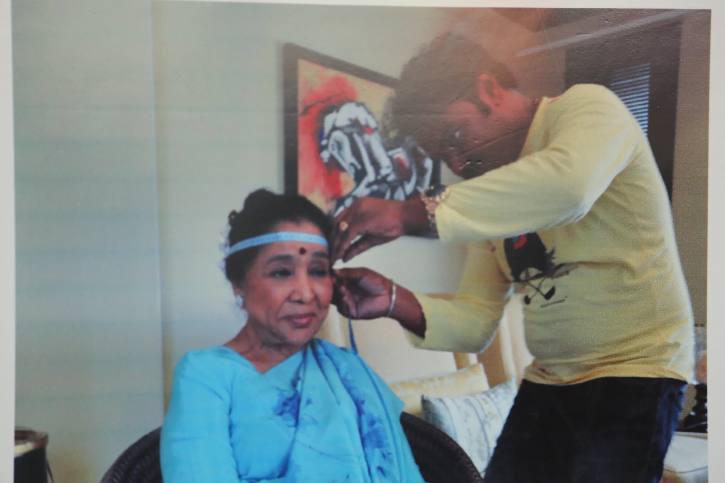 Photo of a photo: Kandalloor measuring Asha Bhosle's head for a wax statute.