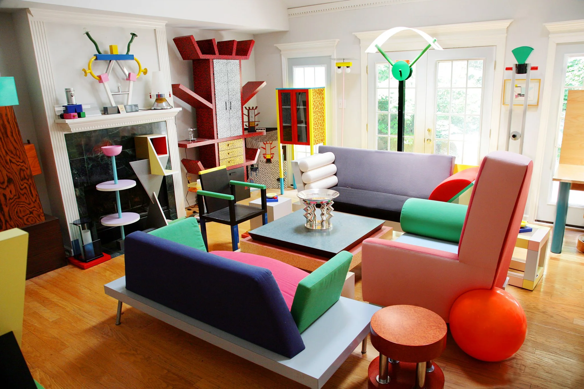 The Memphis Group founded by Ettore Sottsass in 1980 designed Postmodern furniture, fabrics, ceramics, glass, and metal objects. He was said to have been inspired by the quirky homes of Tiruvannamalai. © Venturi Scott and Associates/Cervin Robinson